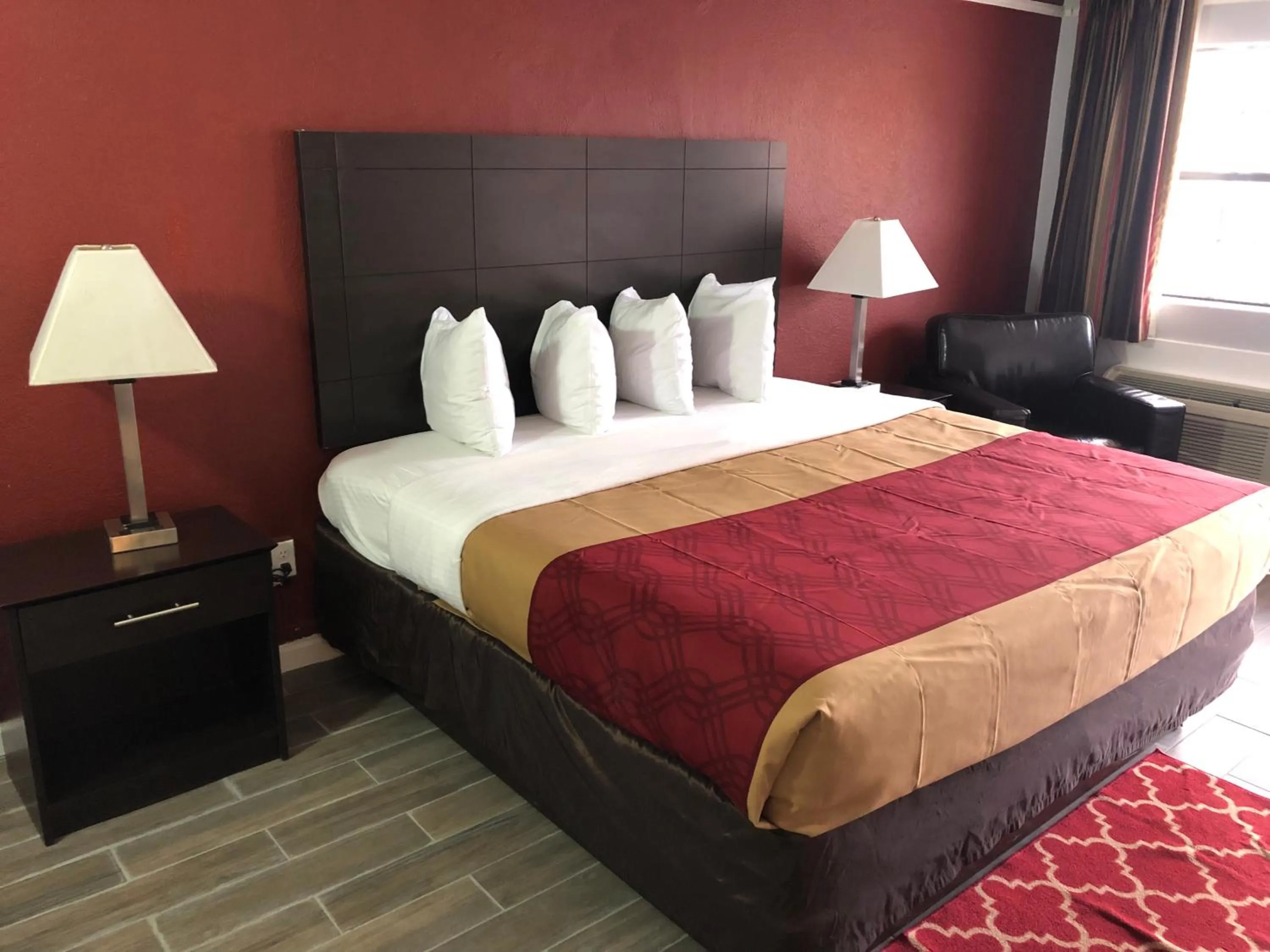 Bed in KINGS INN- Medical Downtown Midtown Memphis