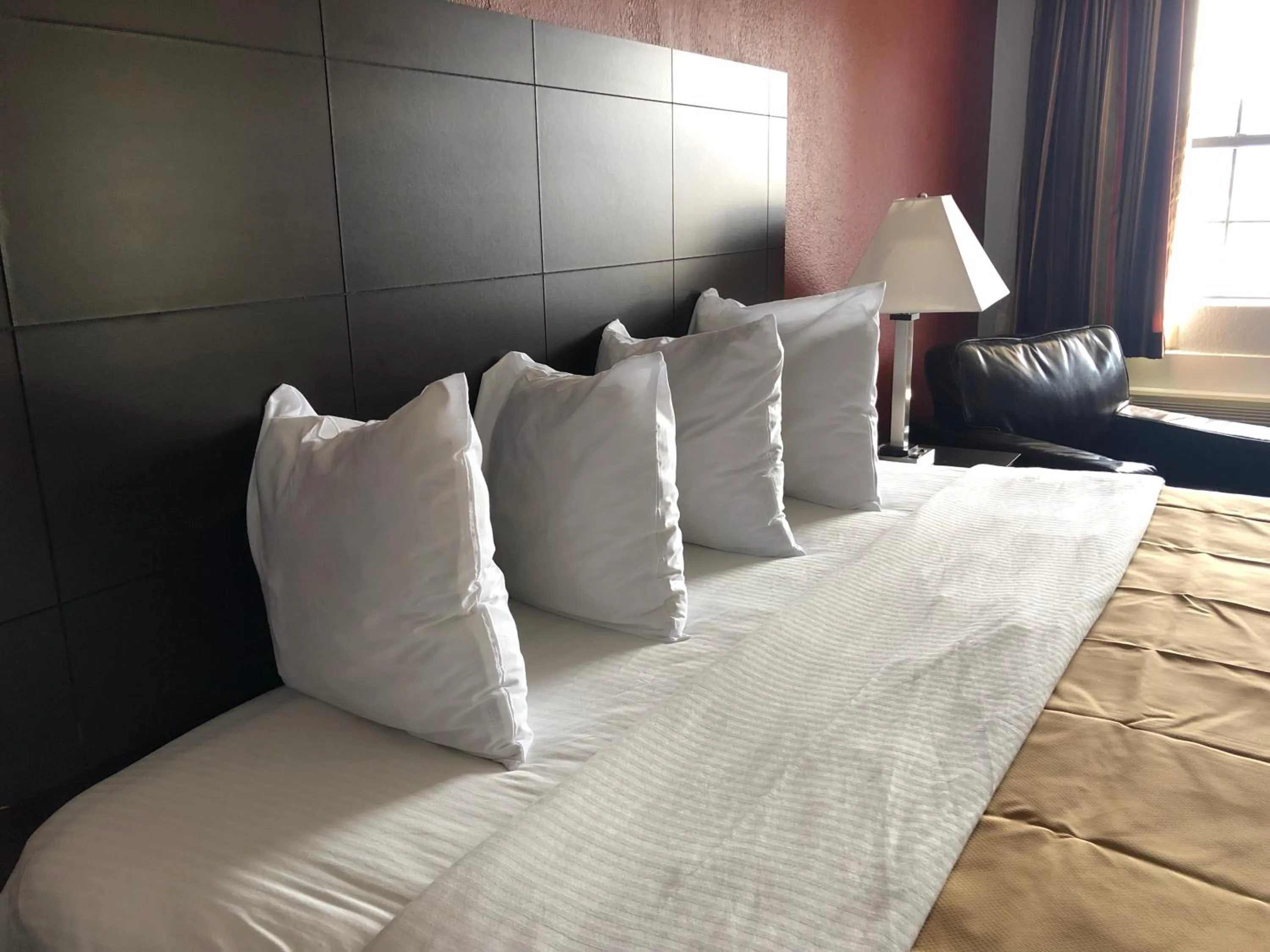 Bed in KINGS INN- Medical Downtown Midtown Memphis