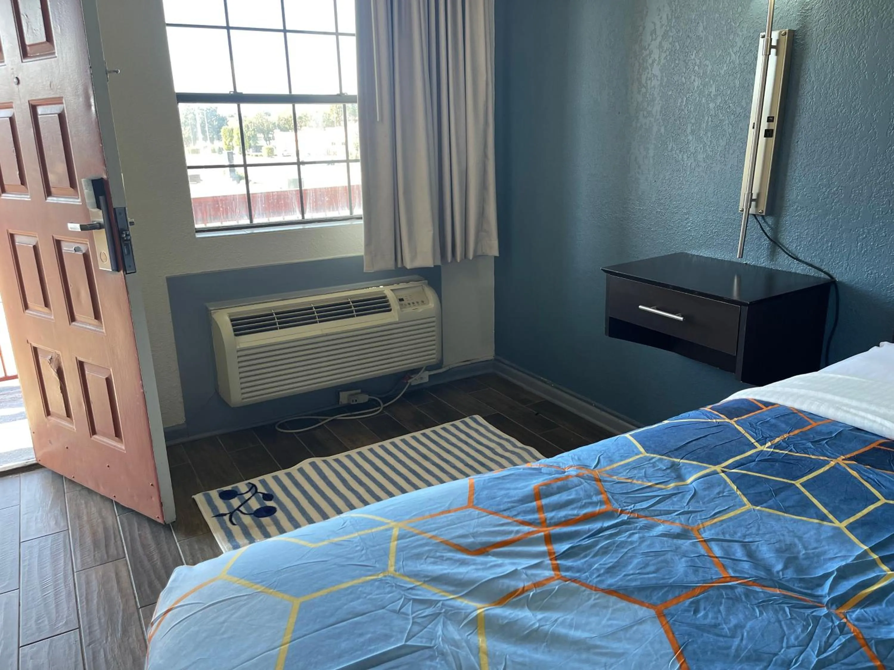 Bed in KINGS INN- Medical Downtown Midtown Memphis