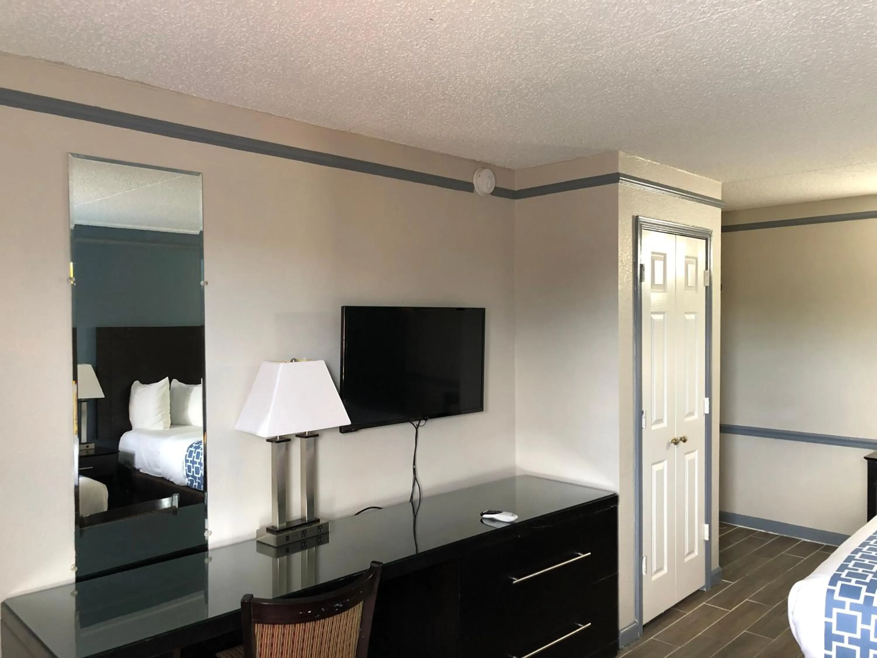 Bed in KINGS INN- Medical Downtown Midtown Memphis