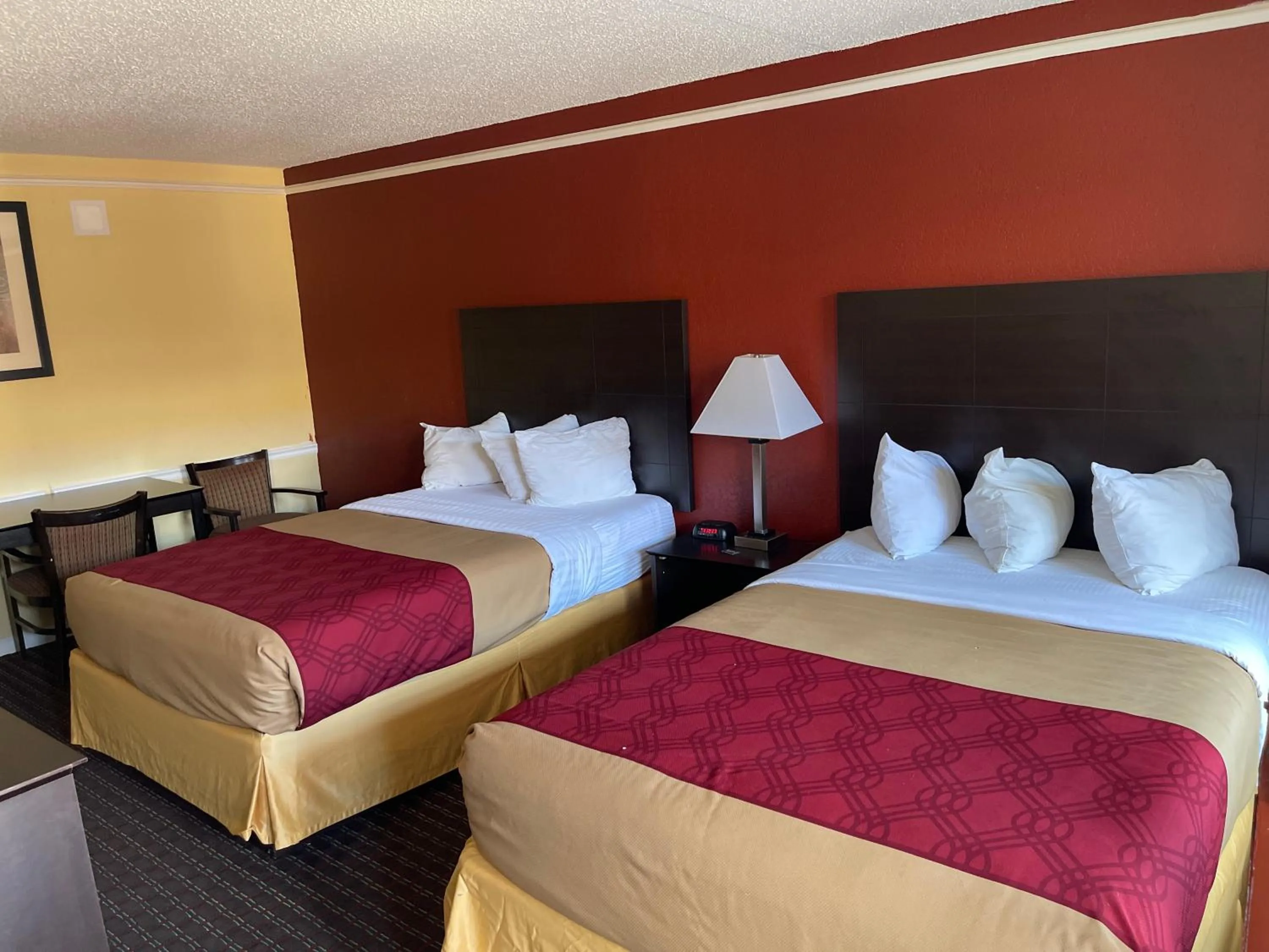 Bed in KINGS INN- Medical Downtown Midtown Memphis