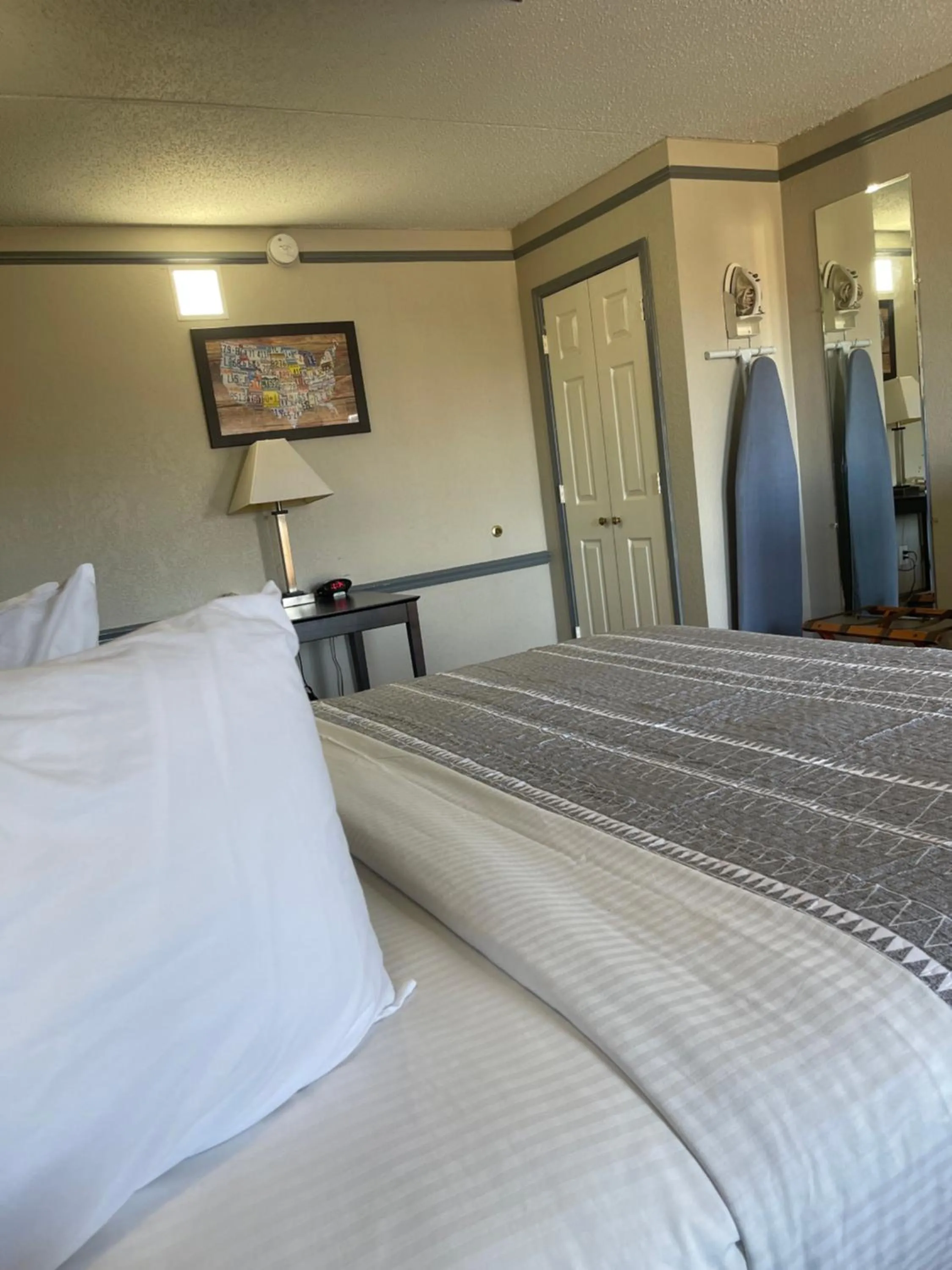 Bed in KINGS INN- Medical Downtown Midtown Memphis