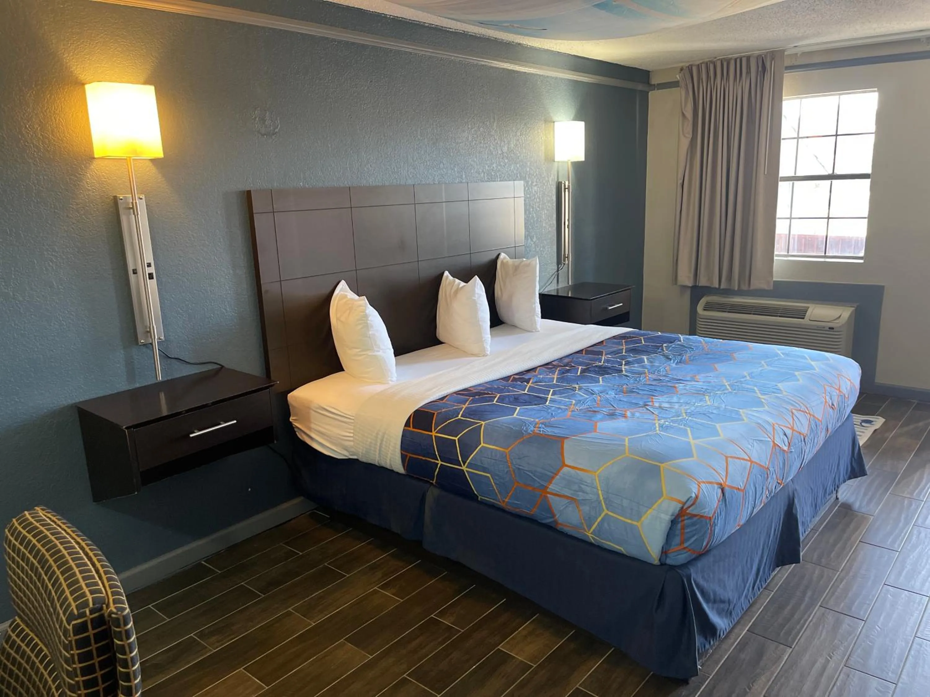 Bed in KINGS INN- Medical Downtown Midtown Memphis