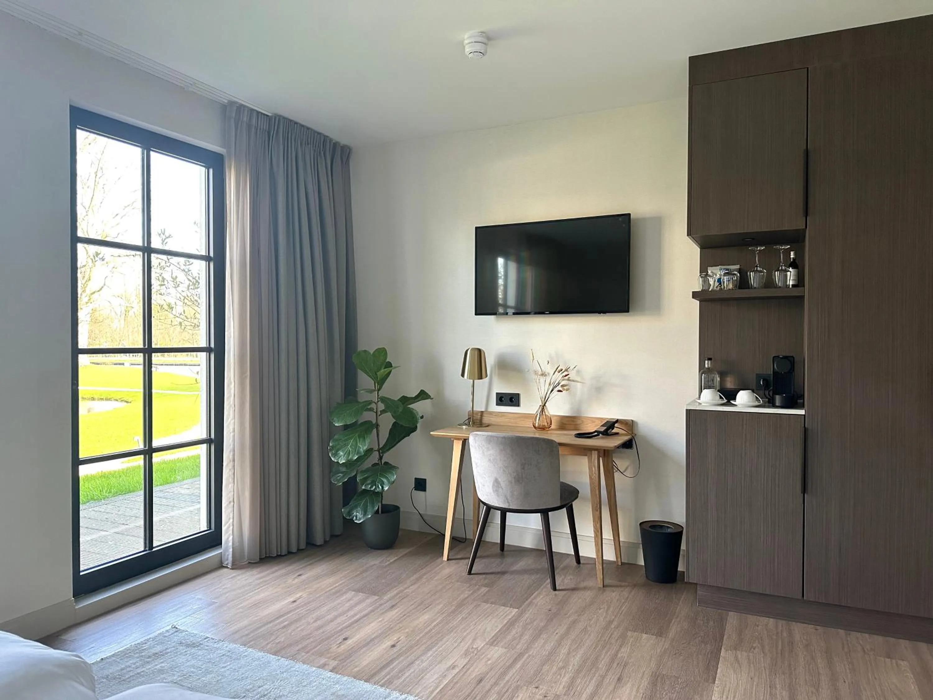 View (from property/room), Bed in Hotel Flora Batava