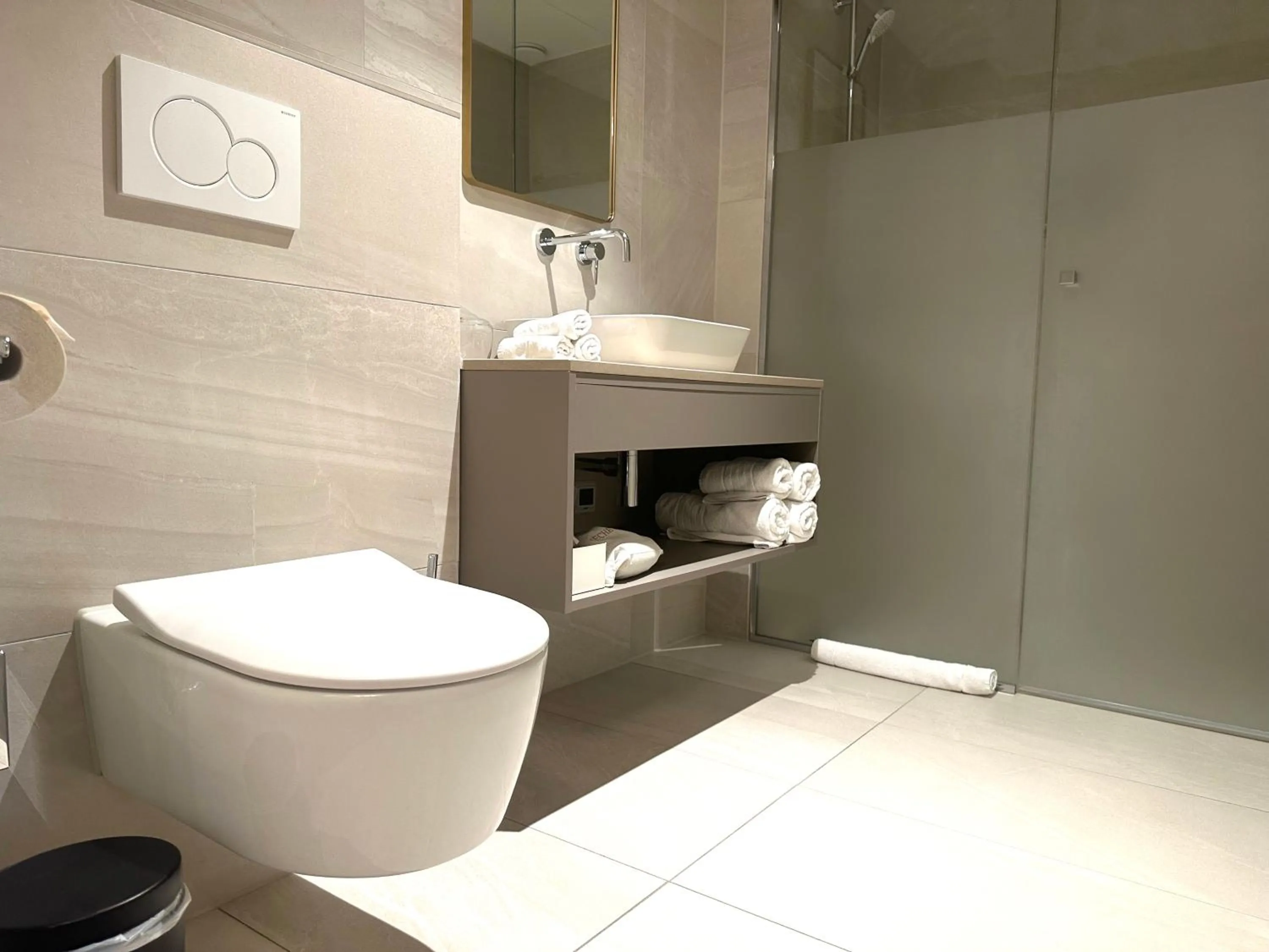 Shower in Hotel Flora Batava