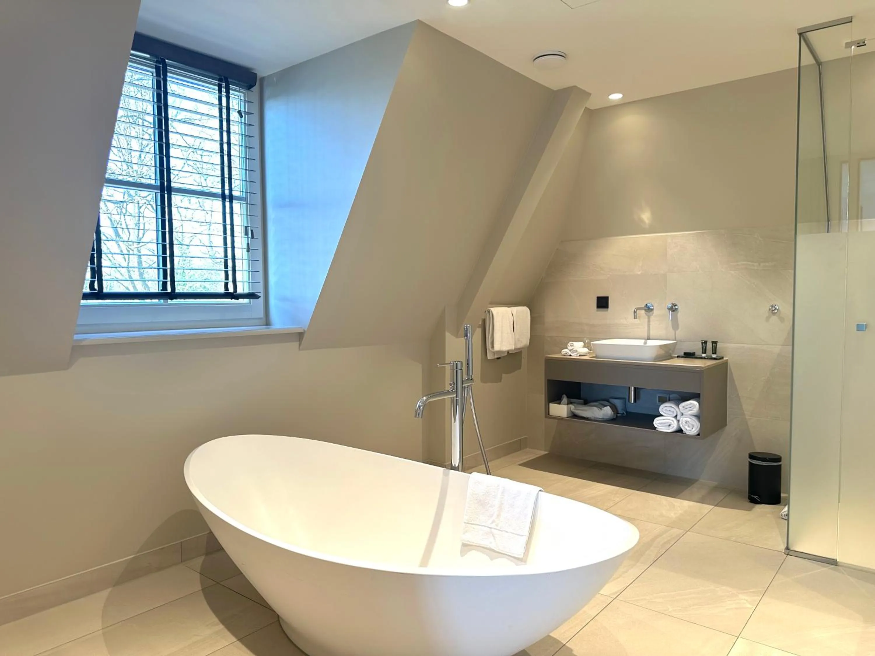 Bathroom in Hotel Flora Batava