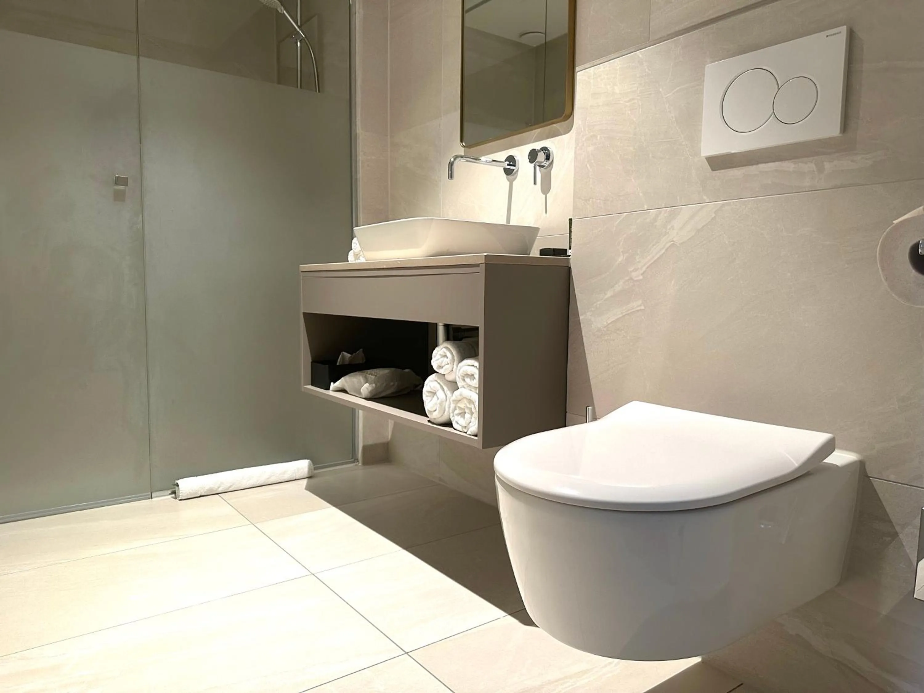 Shower in Hotel Flora Batava