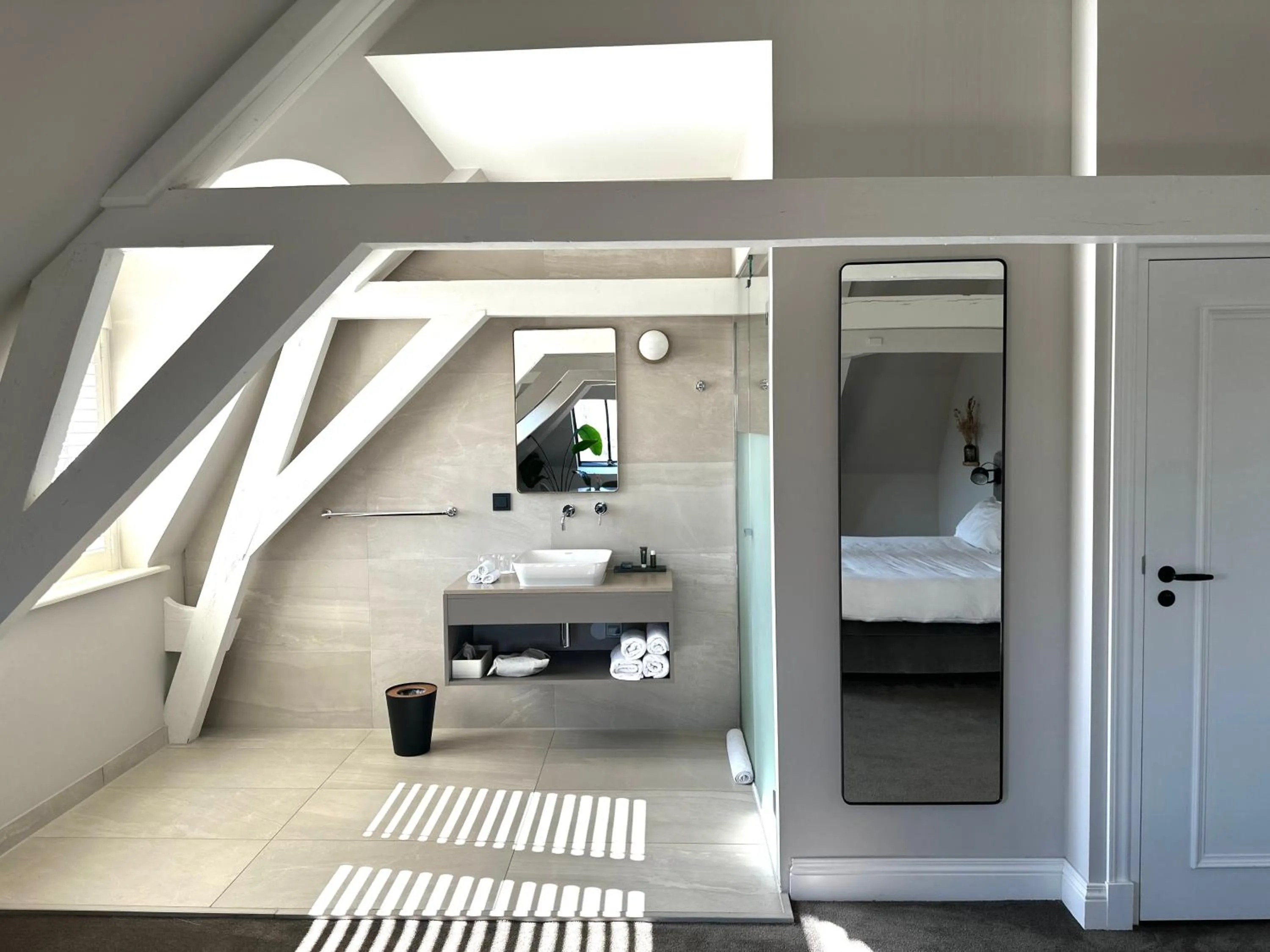 Bathroom, Bed in Hotel Flora Batava