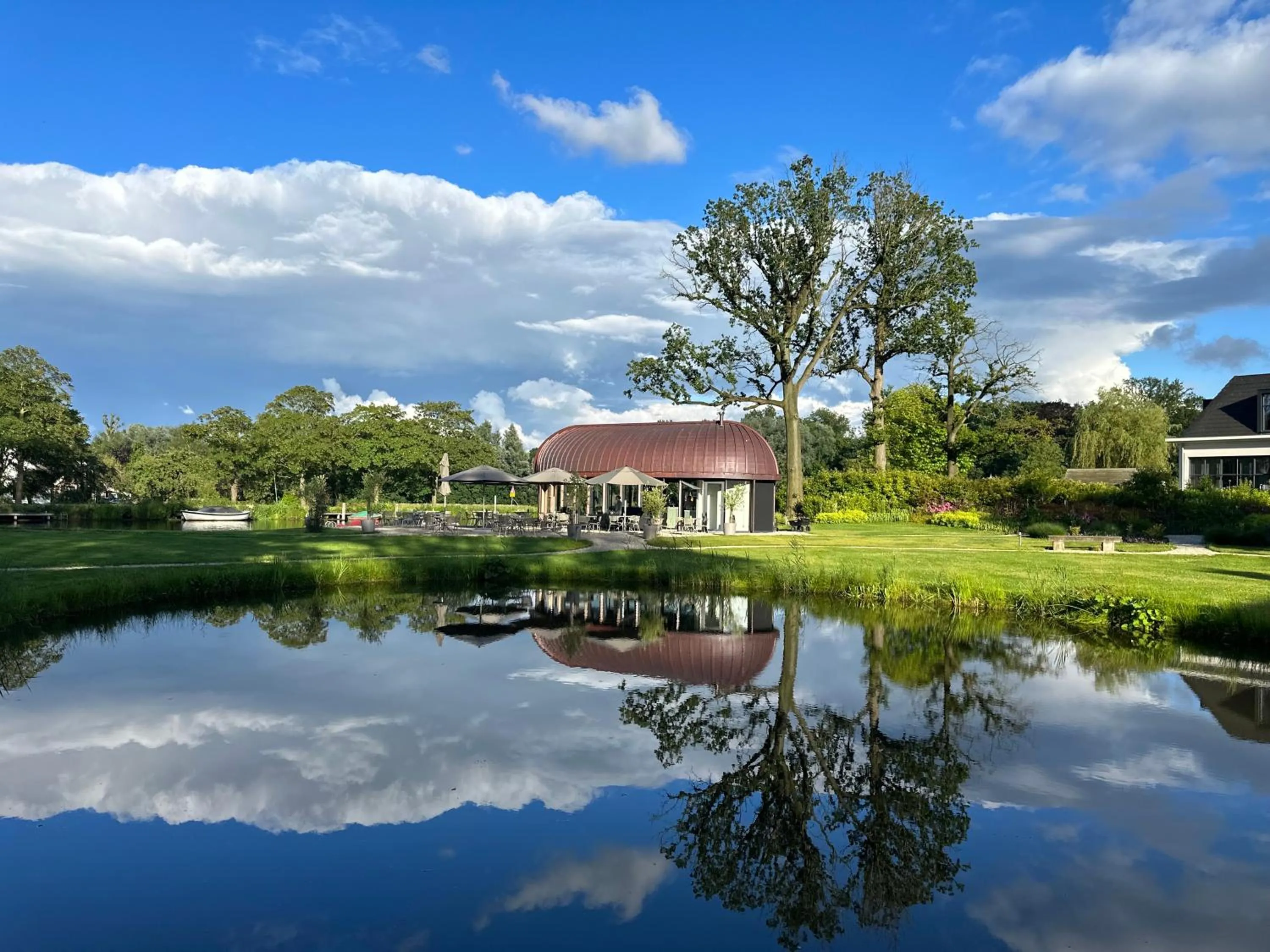 Restaurant/places to eat in Hotel Flora Batava