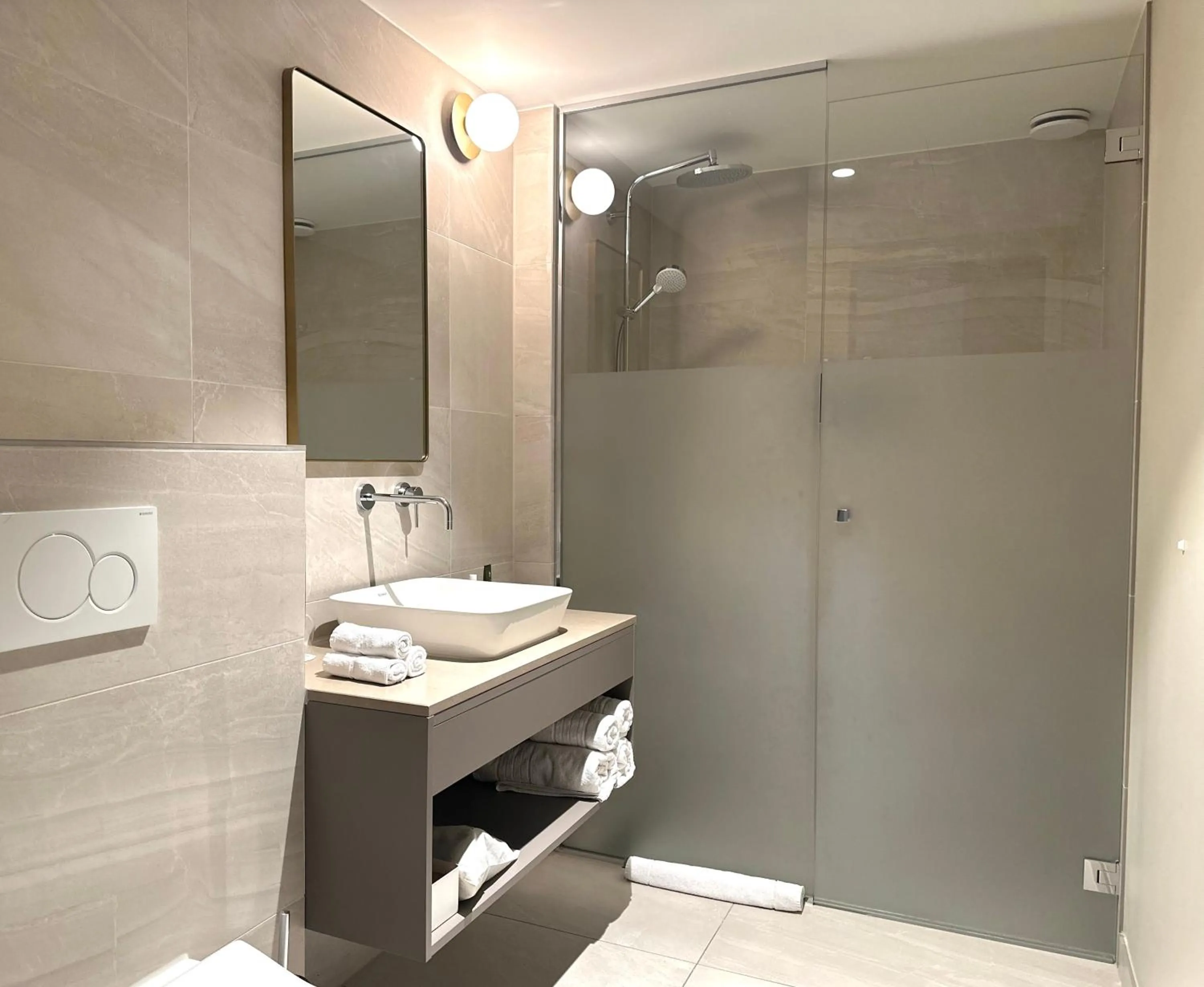 Bathroom in Hotel Flora Batava