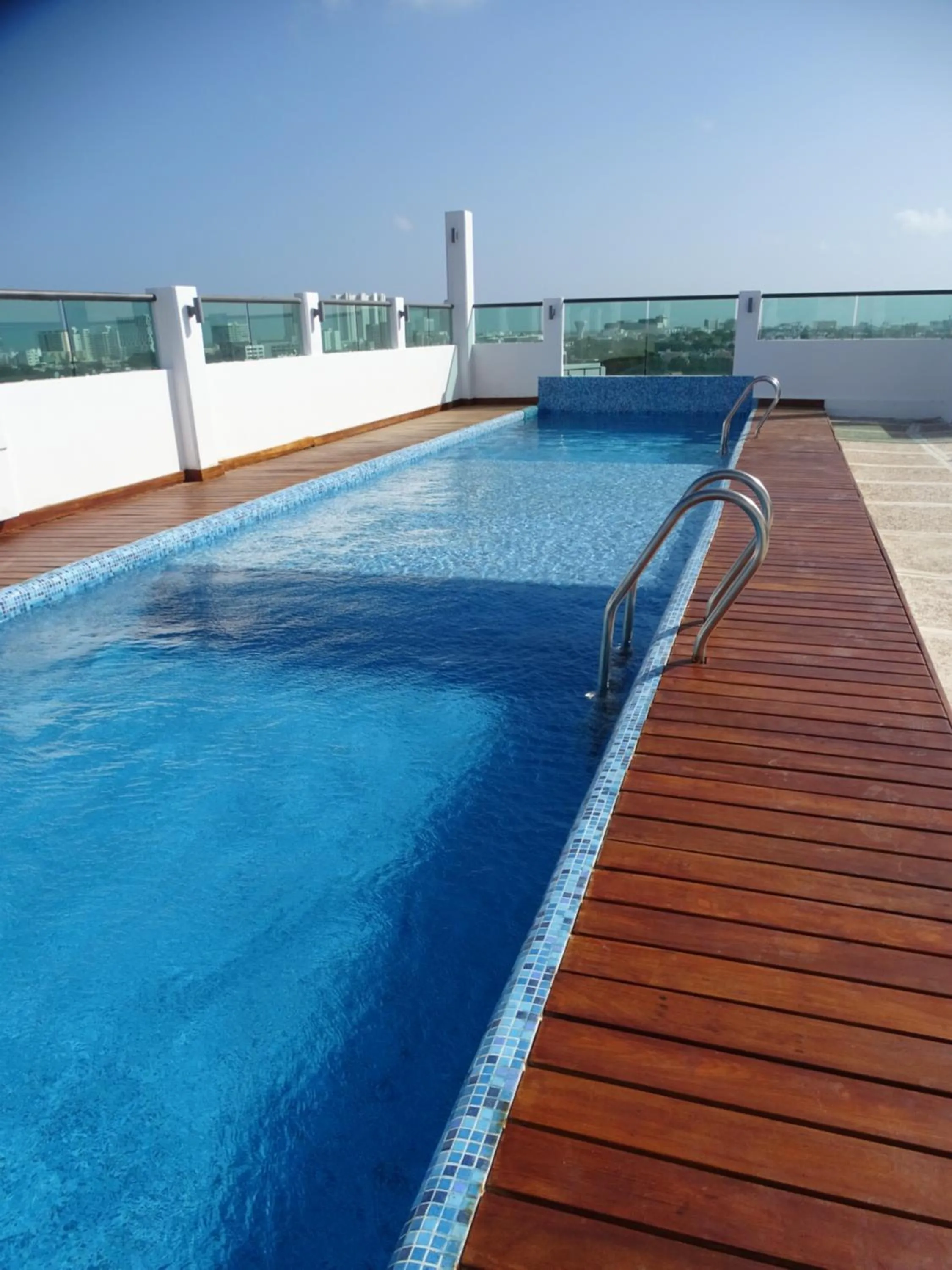 Swimming pool in Hotel Kavia Plus