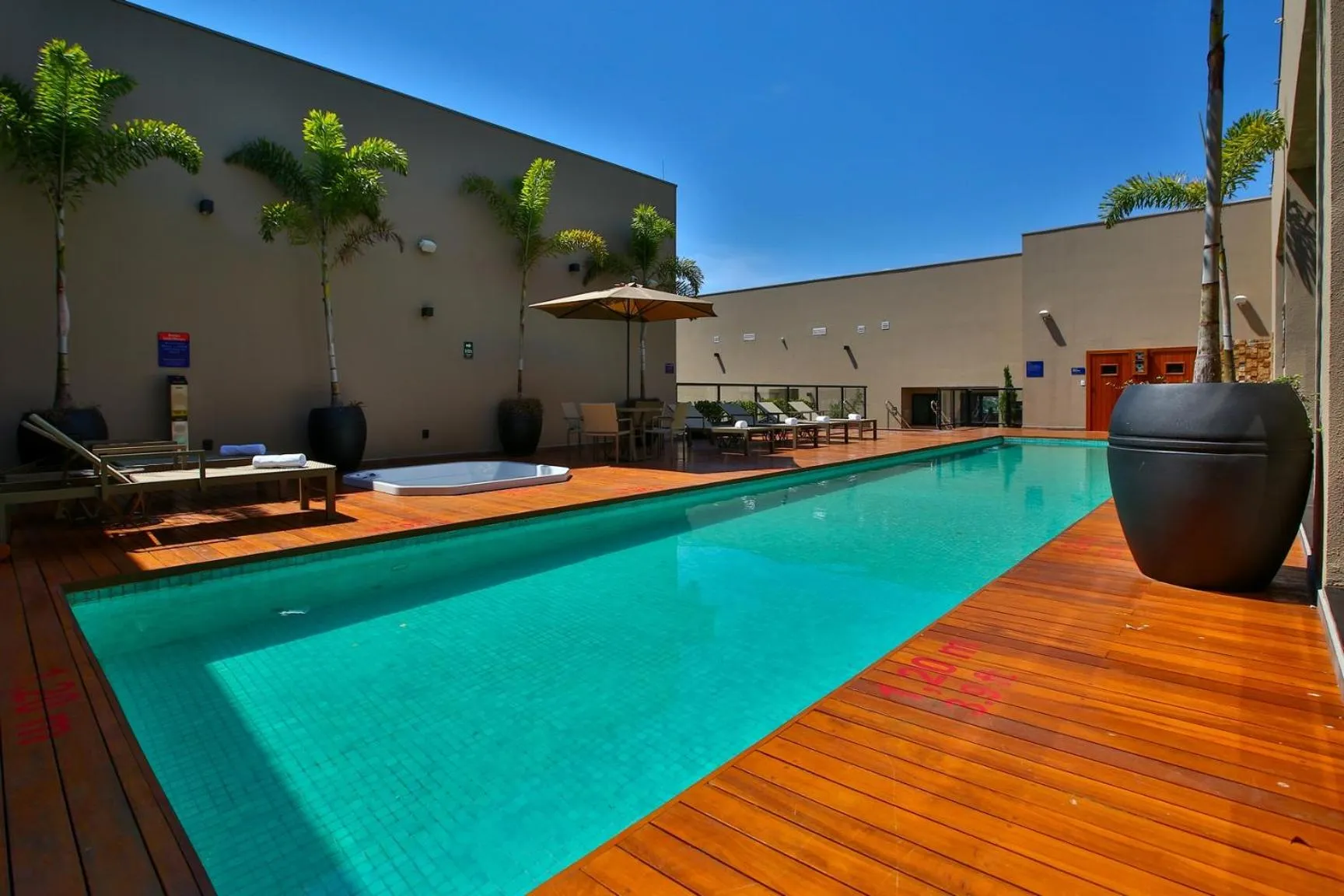 Swimming pool in Comfort Suites São José do Rio Preto