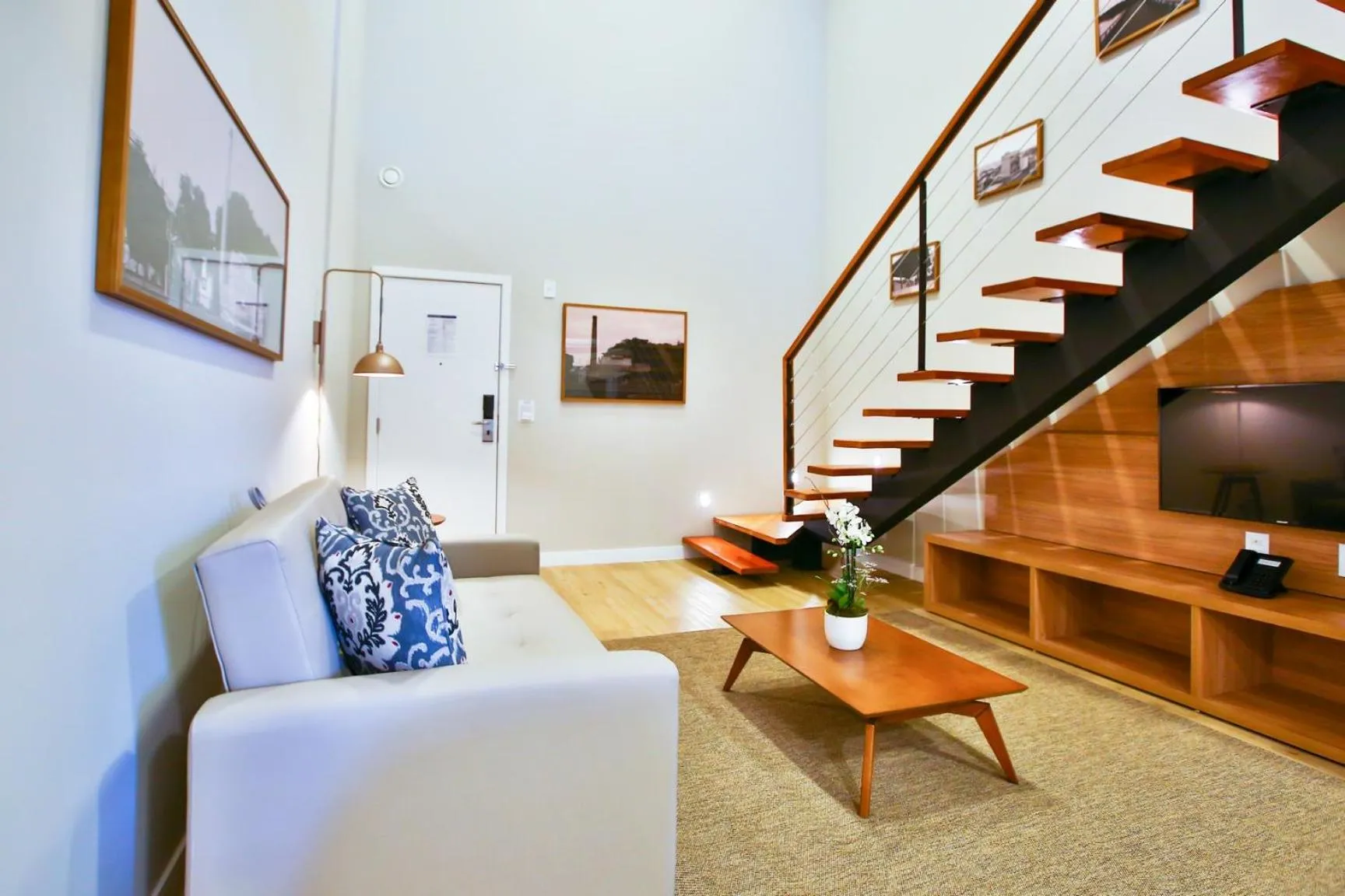 Communal lounge/ TV room in Comfort Suites São José do Rio Preto