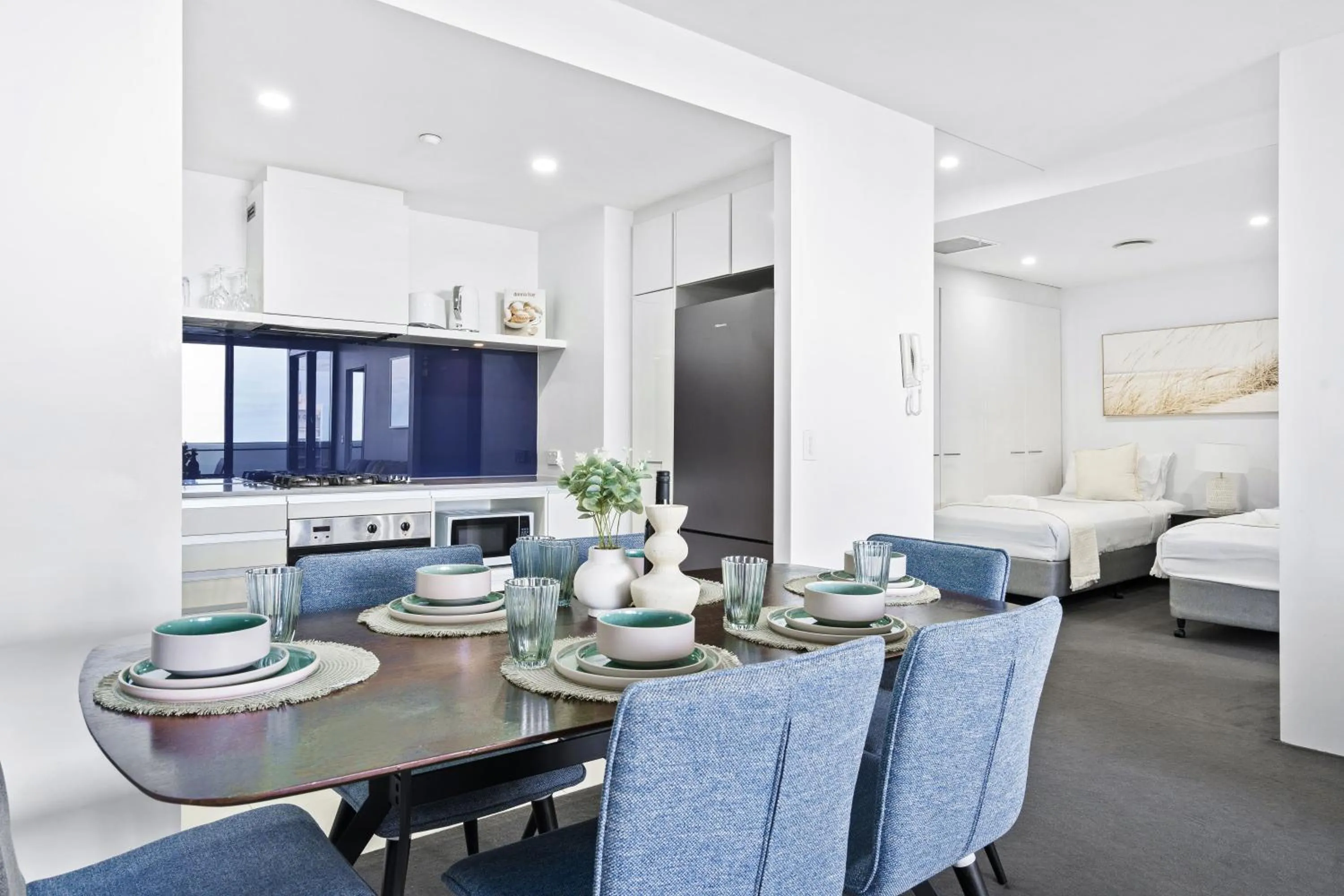 Dining area, Bed in Circle on Cavill - QStay