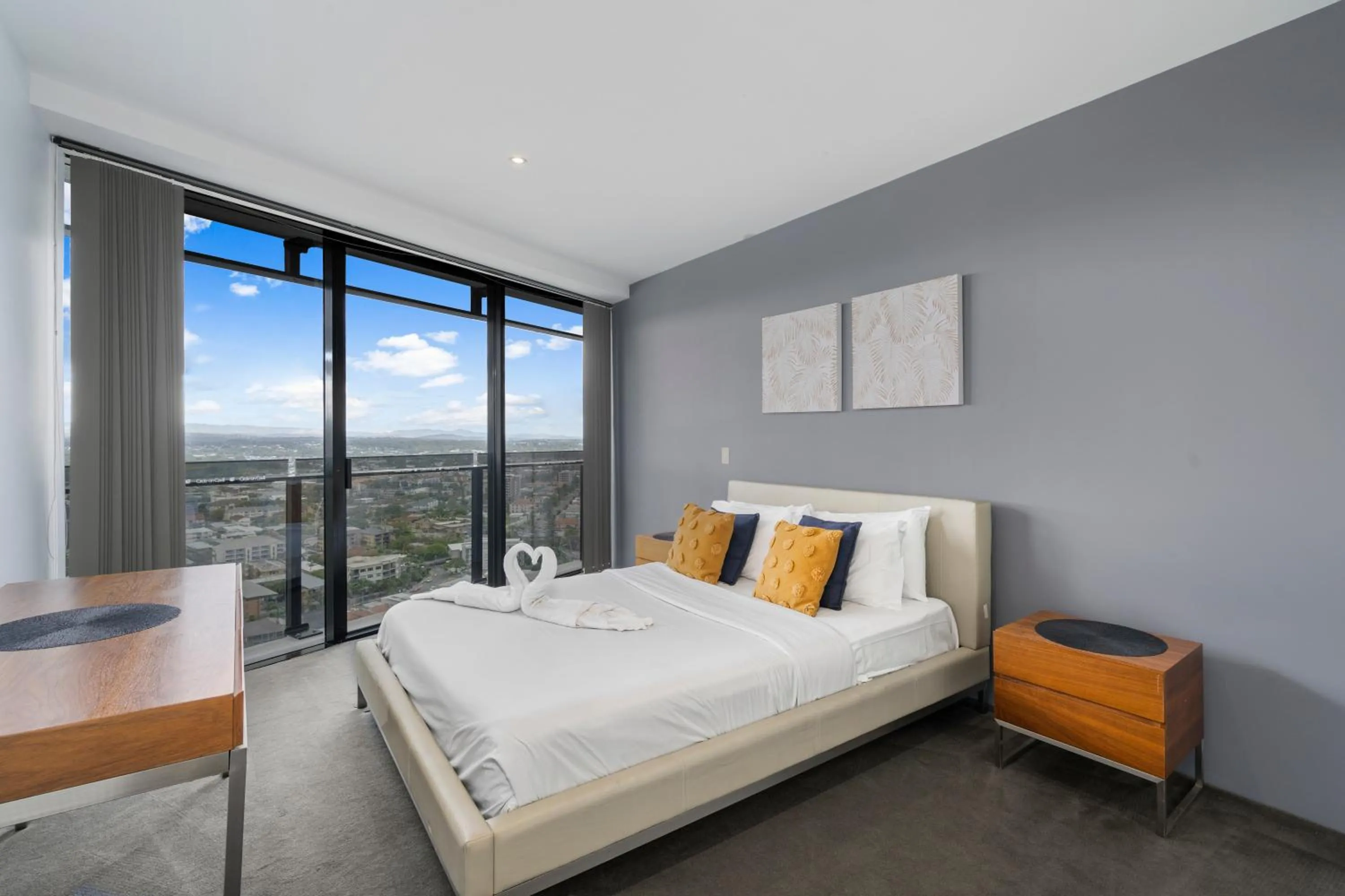 Bedroom, Bed in Circle on Cavill - QStay