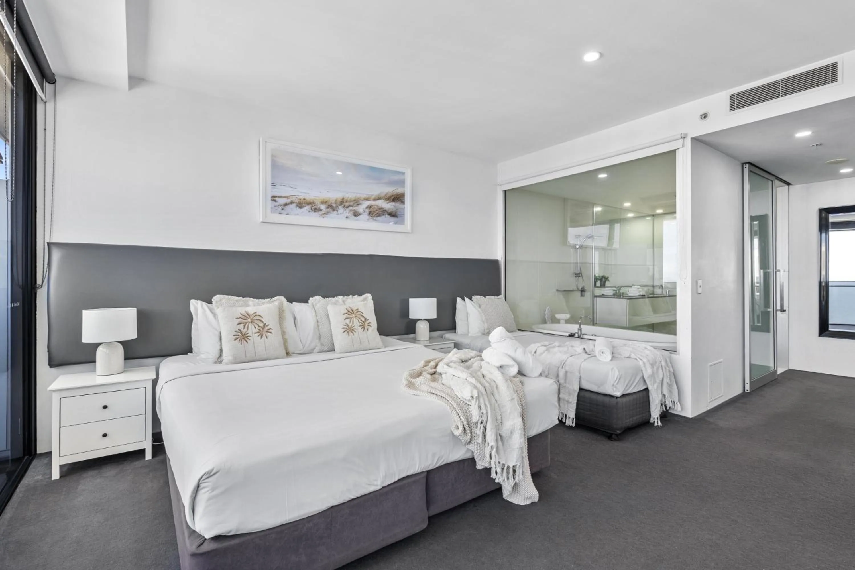 Bedroom, Bed in Circle on Cavill - QStay