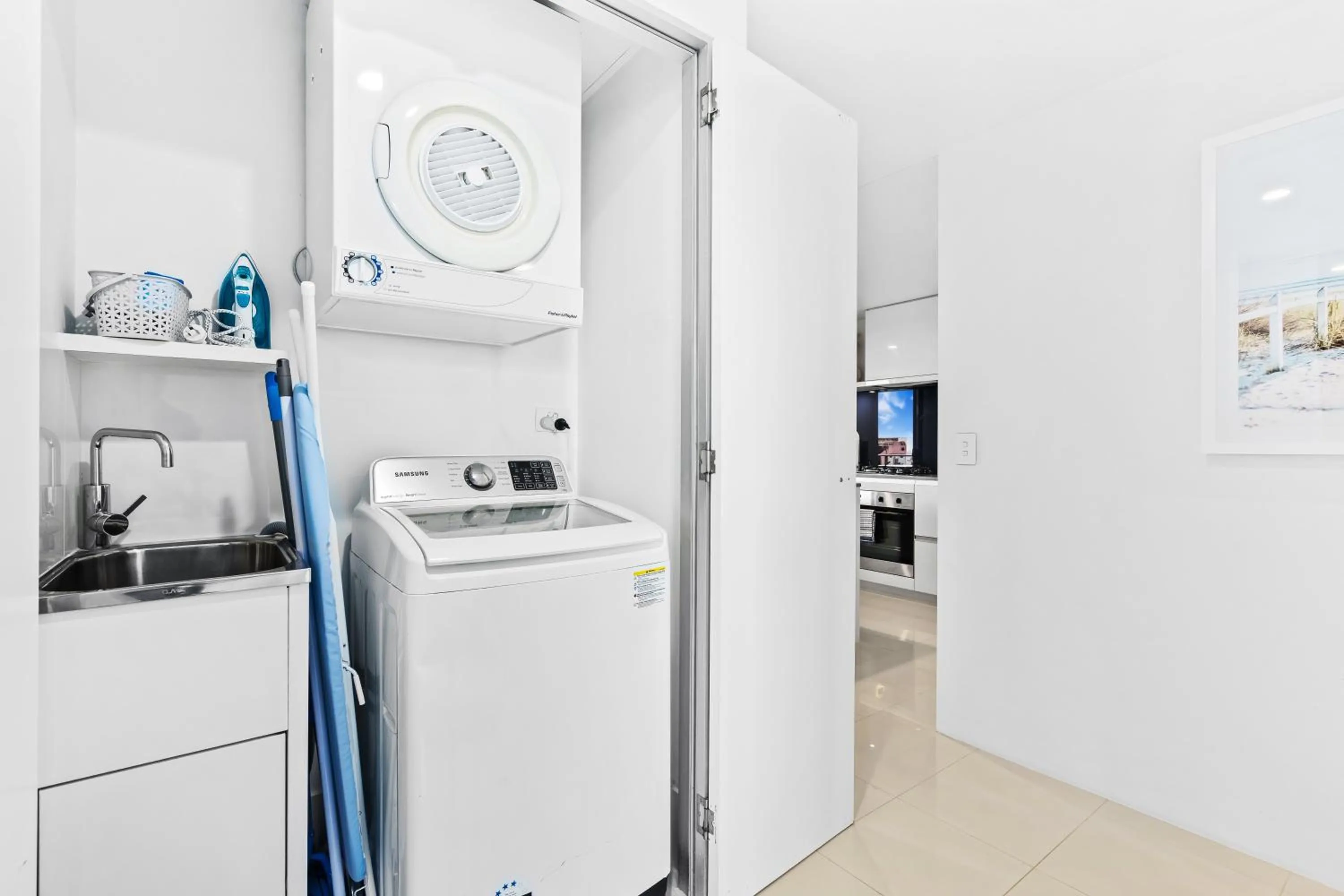 washing machine in Circle on Cavill - QStay