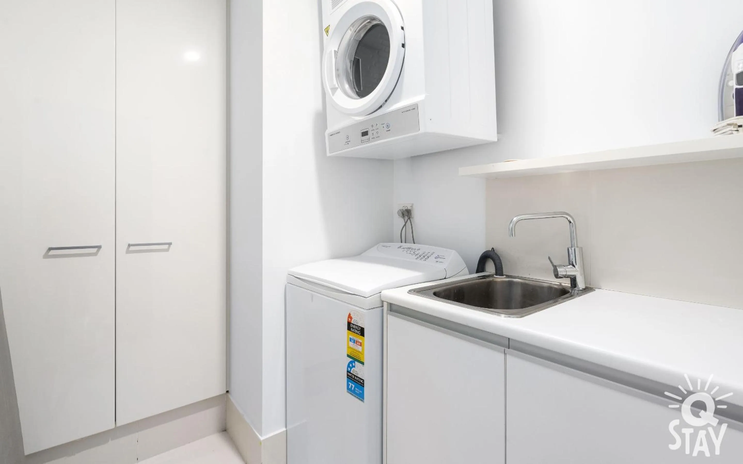 washing machine in Circle on Cavill - QStay