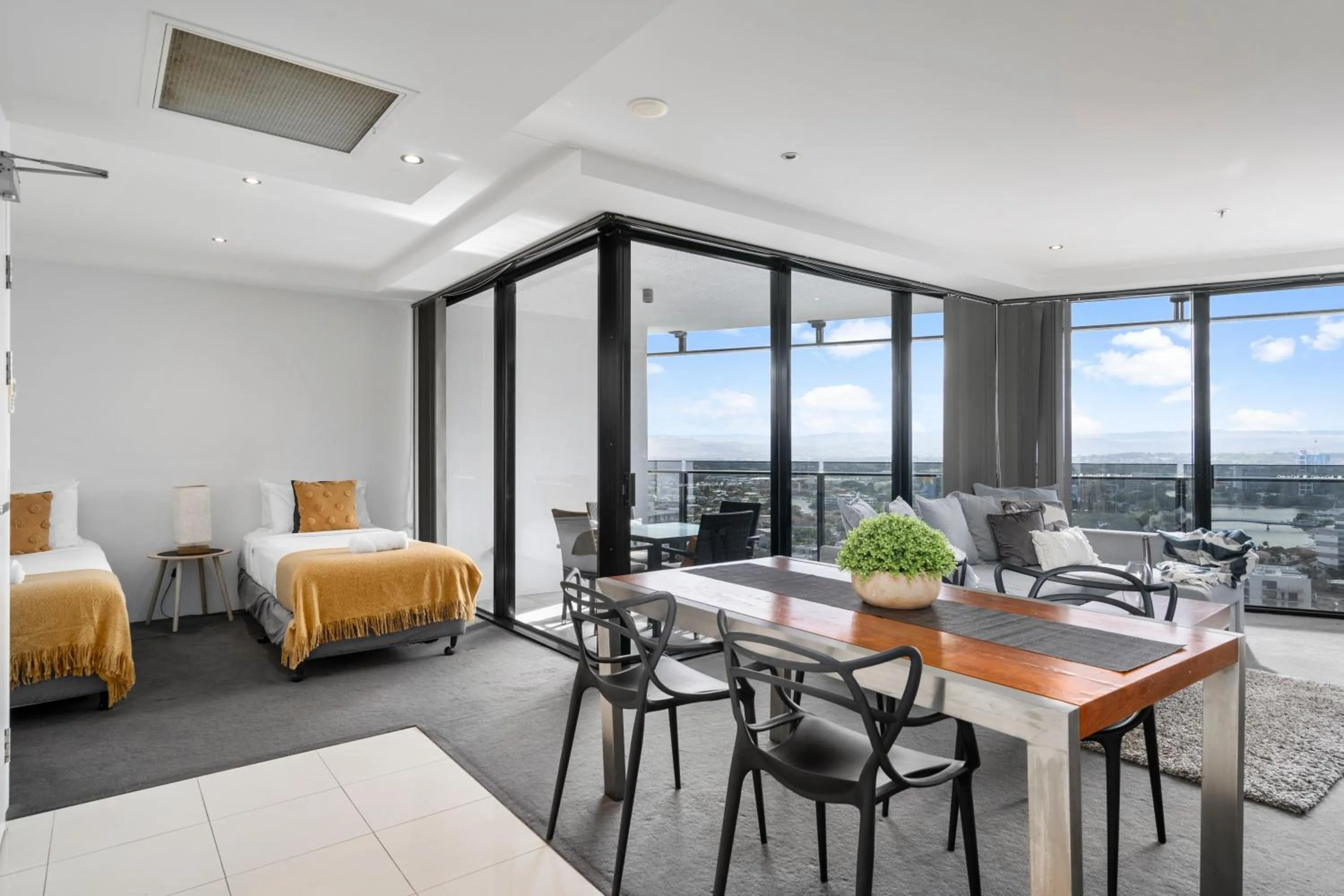 Dining area, Bed in Circle on Cavill - QStay