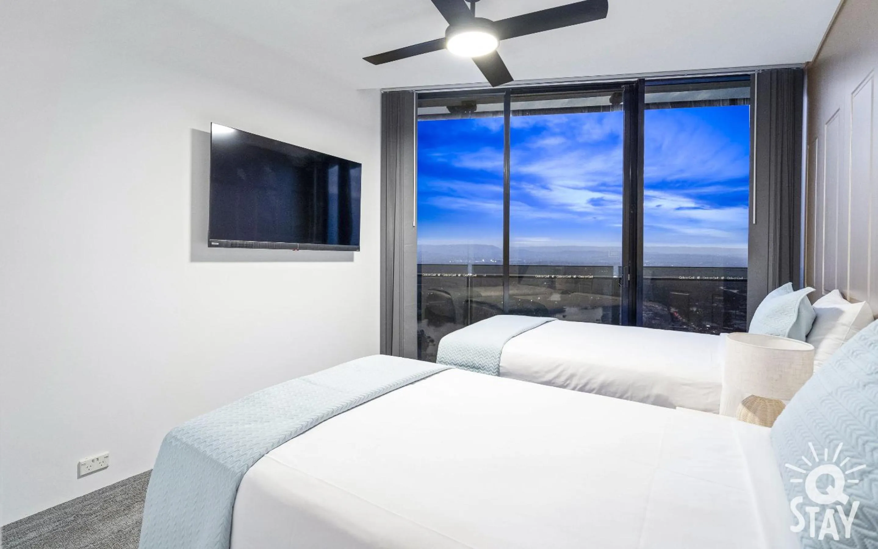 Bedroom, Bed in Circle on Cavill - QStay