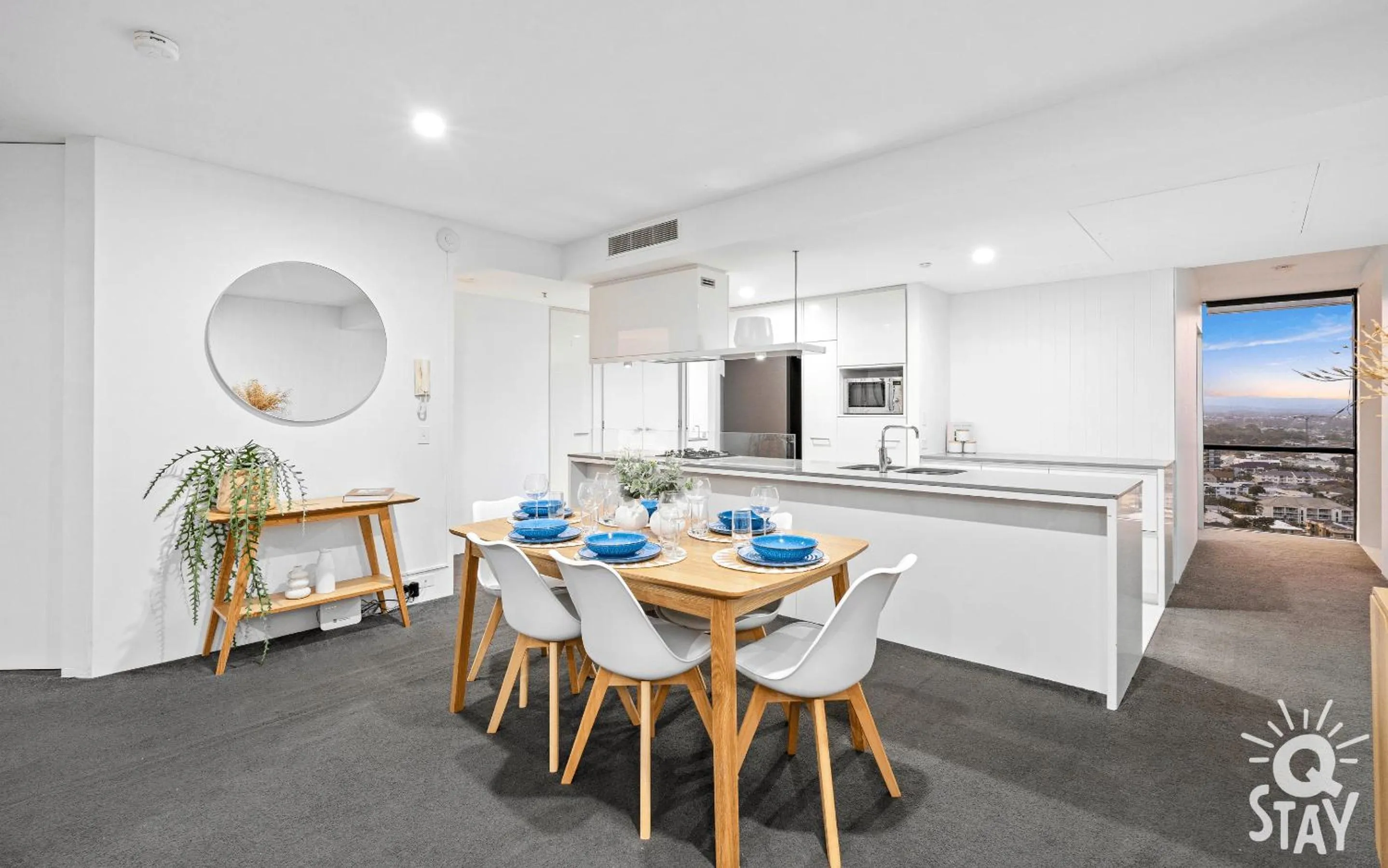 Dining area in Circle on Cavill - QStay