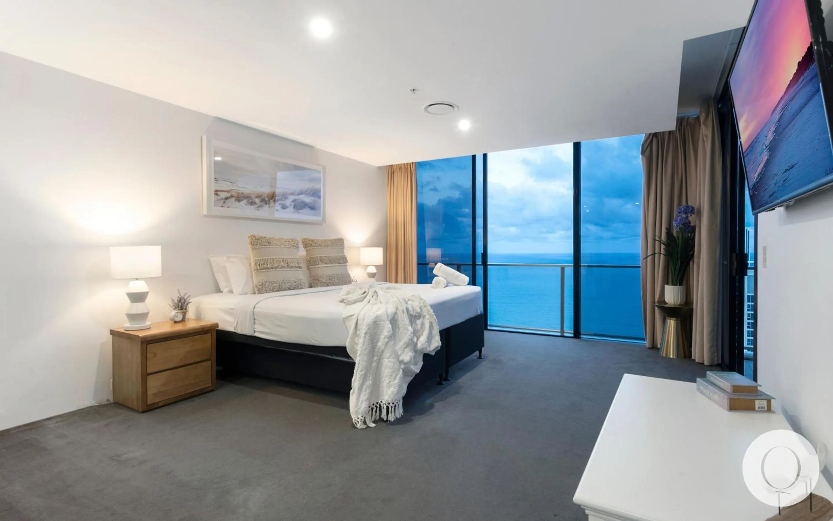 Bedroom, Bed in Circle on Cavill - QStay