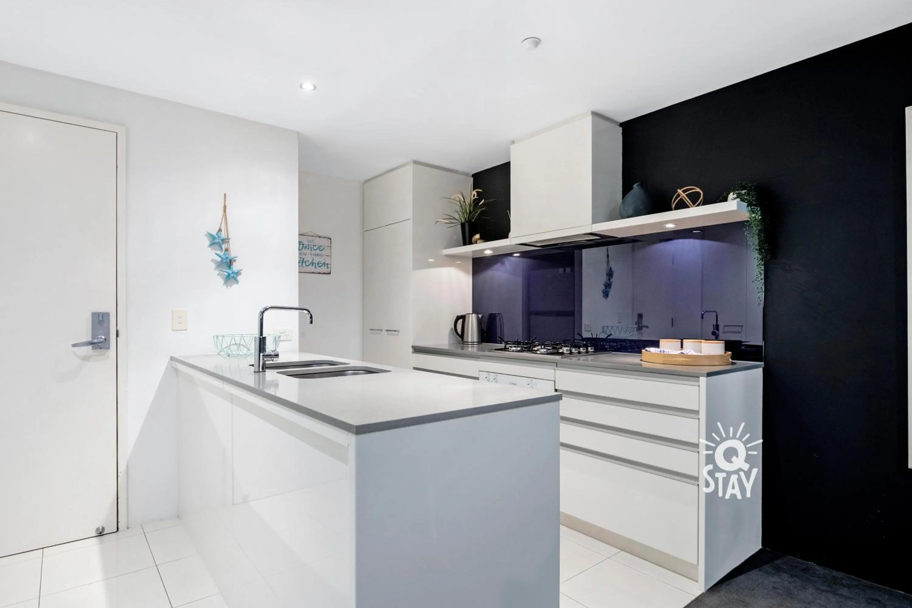 Coffee/tea facilities in Circle on Cavill - QStay