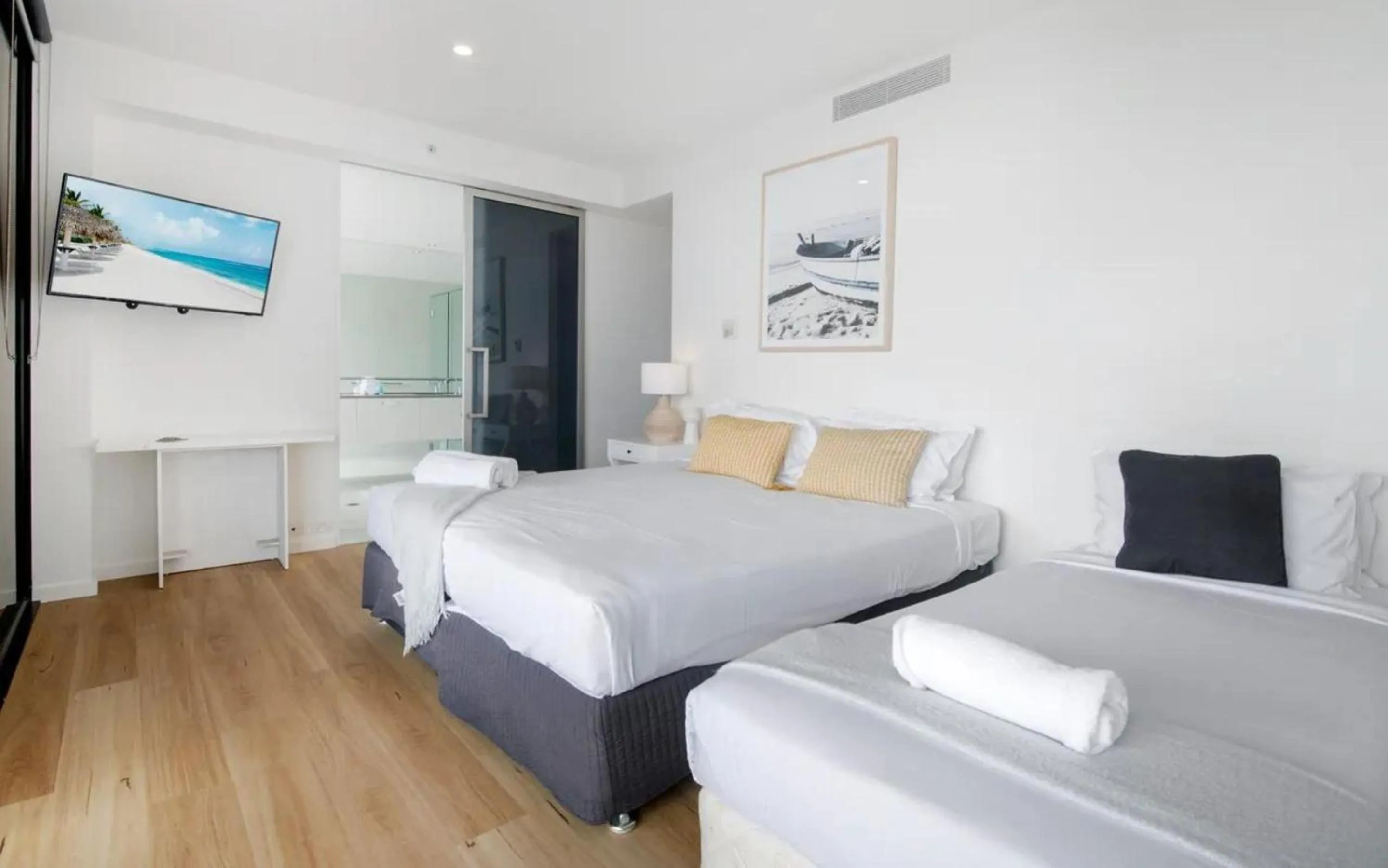 Bedroom, Bed in Circle on Cavill - QStay