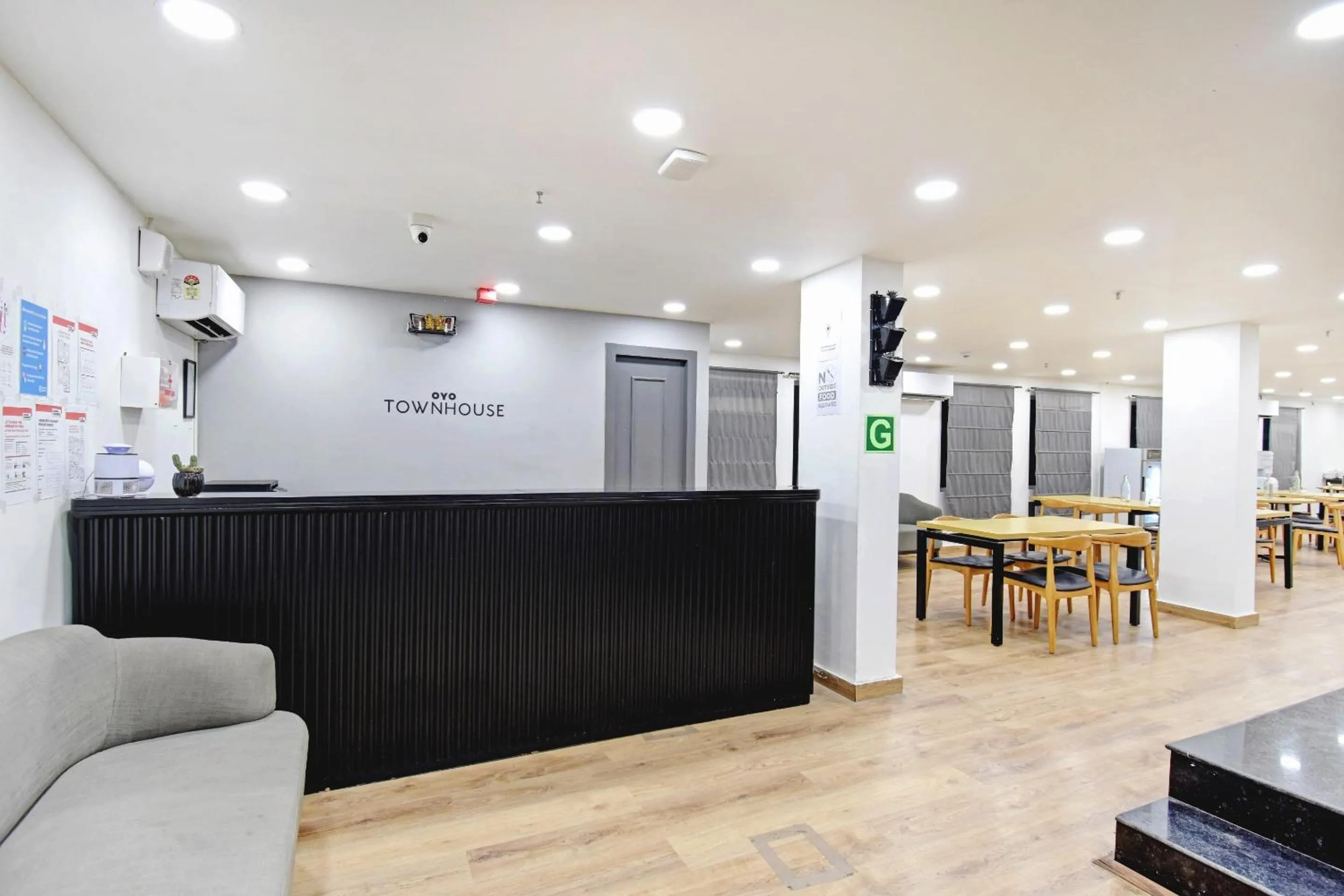 Lobby or reception in Super Townhouse The Royal Retreat