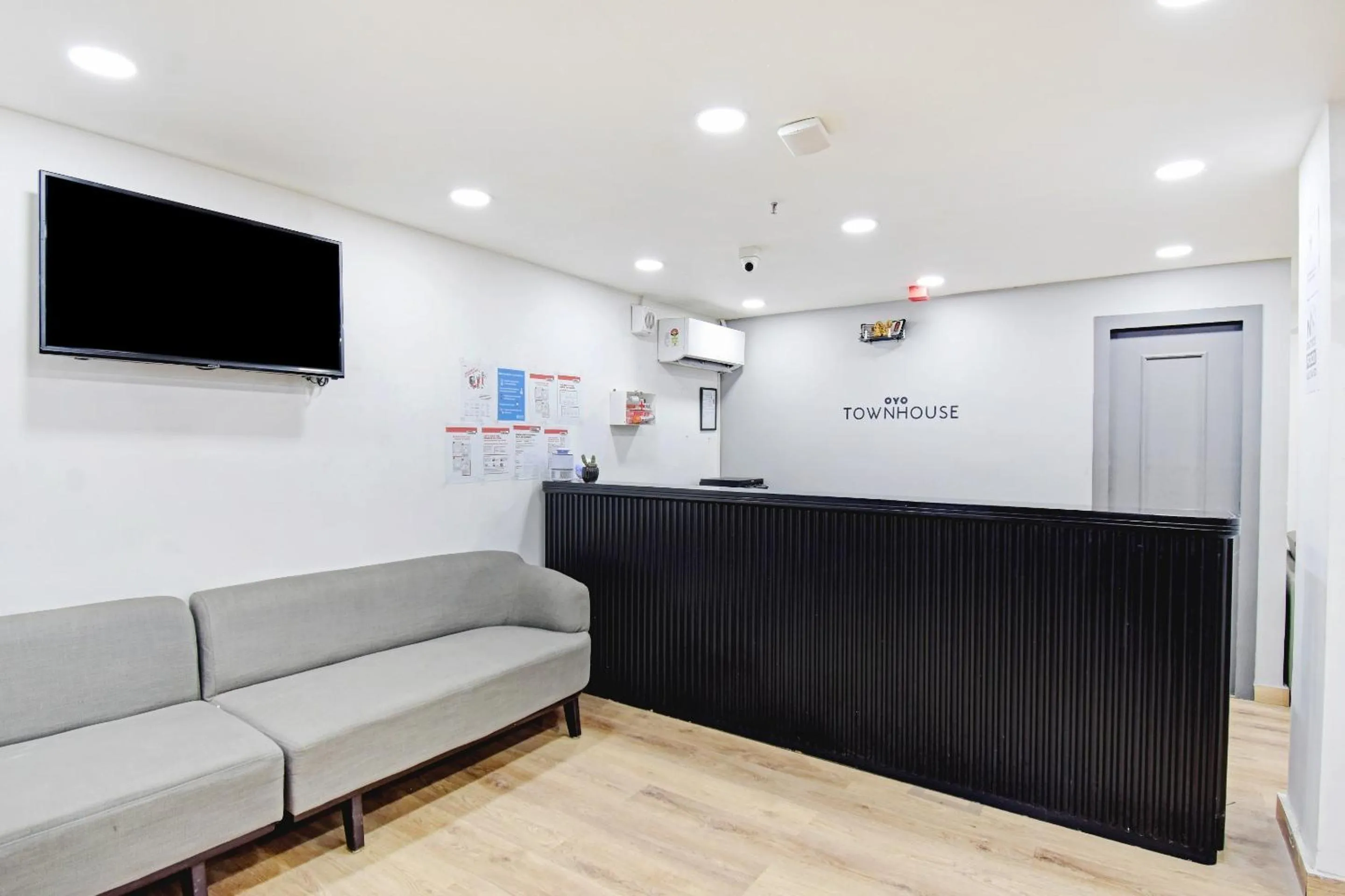 Lobby or reception in Super Townhouse The Royal Retreat