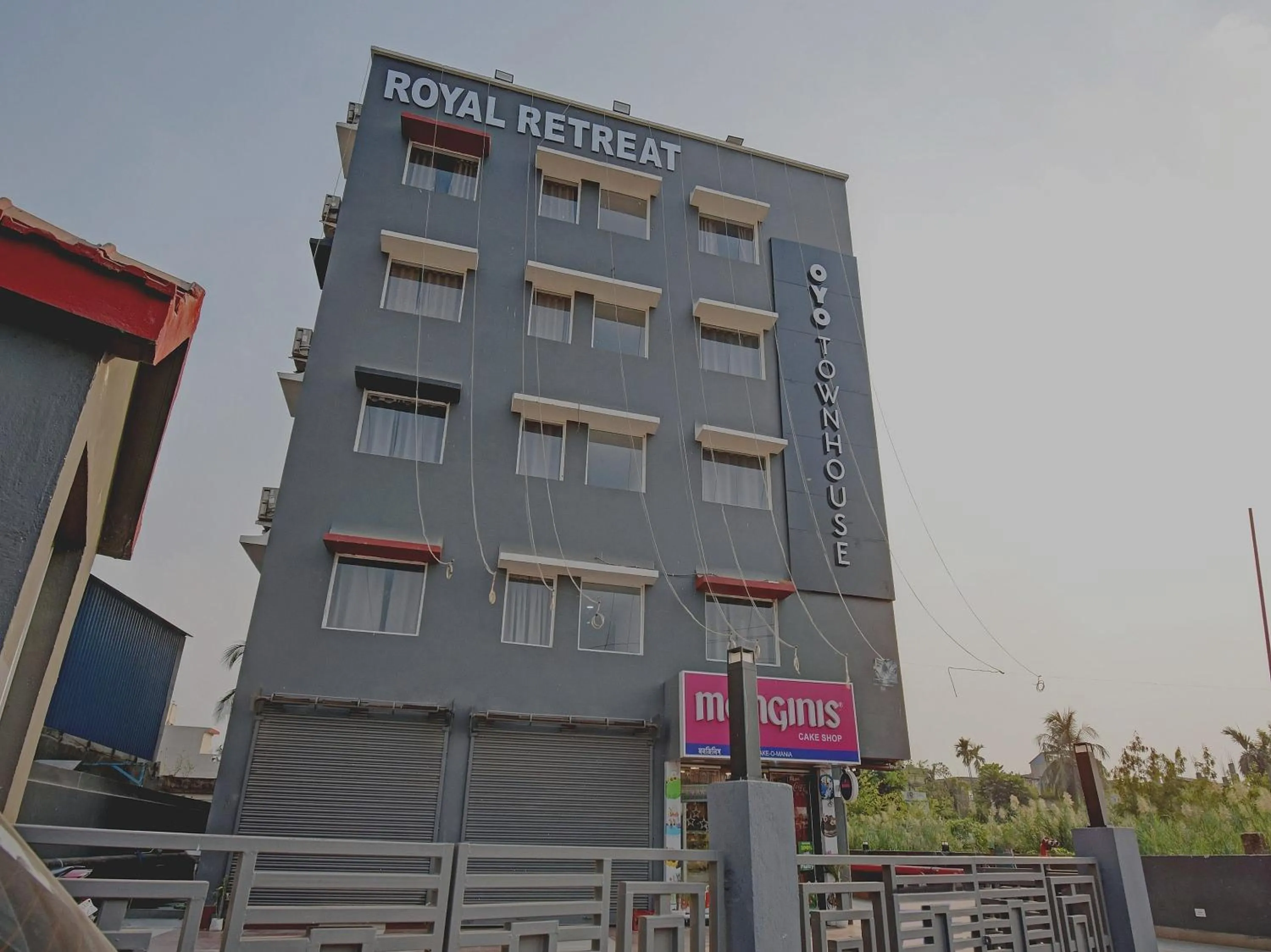 Facade/entrance in Super Townhouse The Royal Retreat