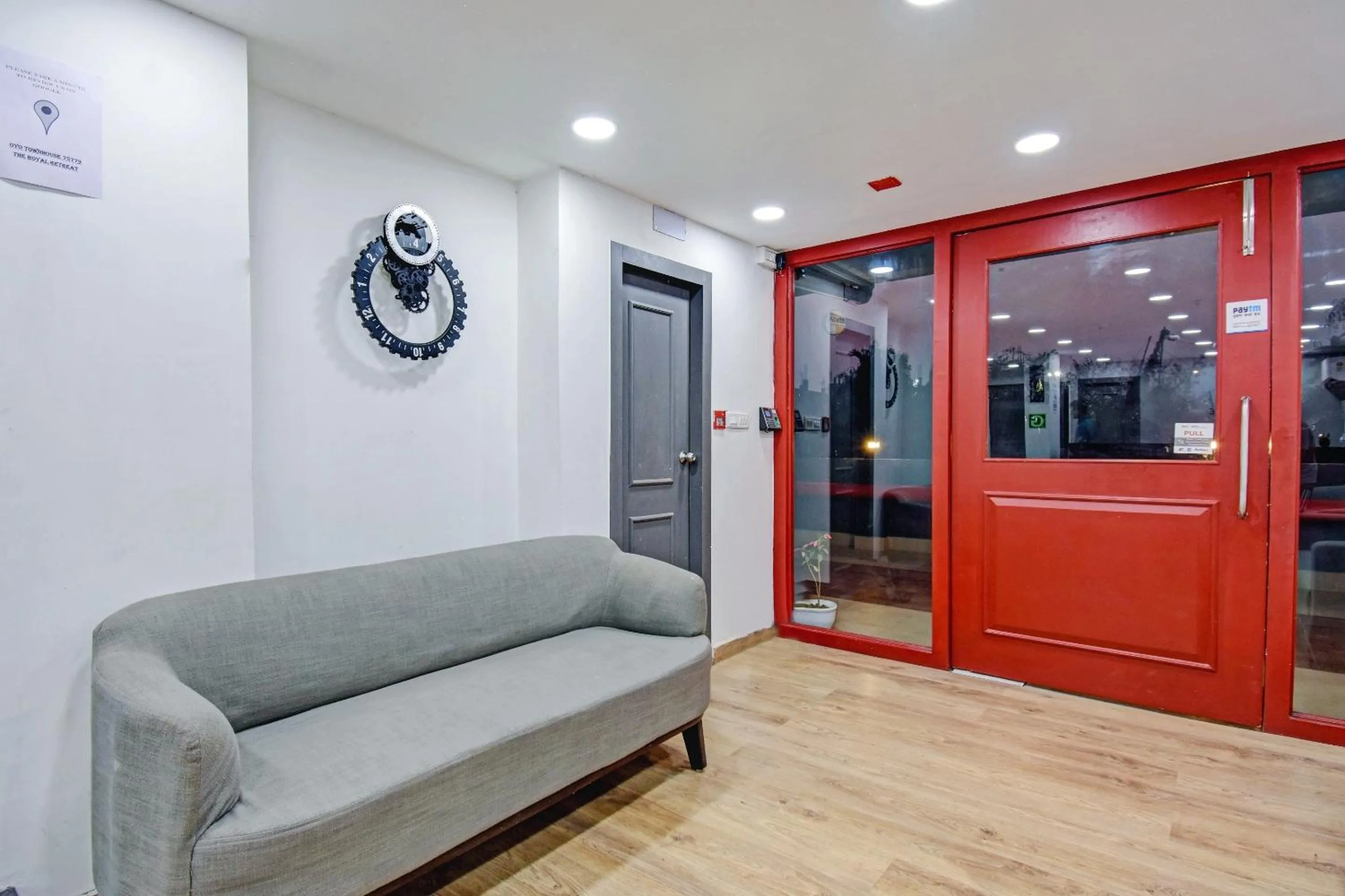 Lobby or reception in Super Townhouse The Royal Retreat