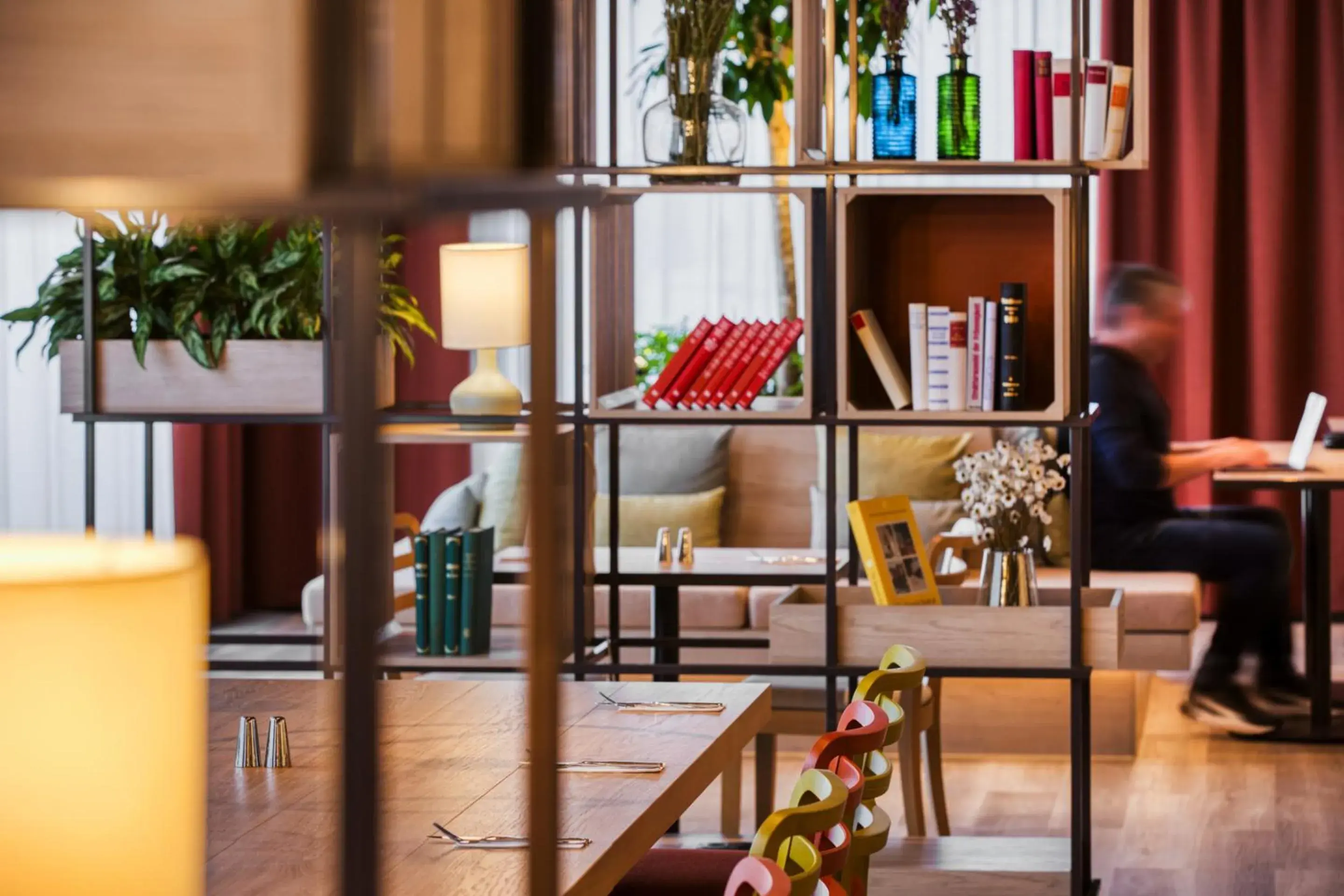 Lounge or bar in IntercityHotel Wiesbaden Lounge or bar in IntercityHotel Wiesbaden