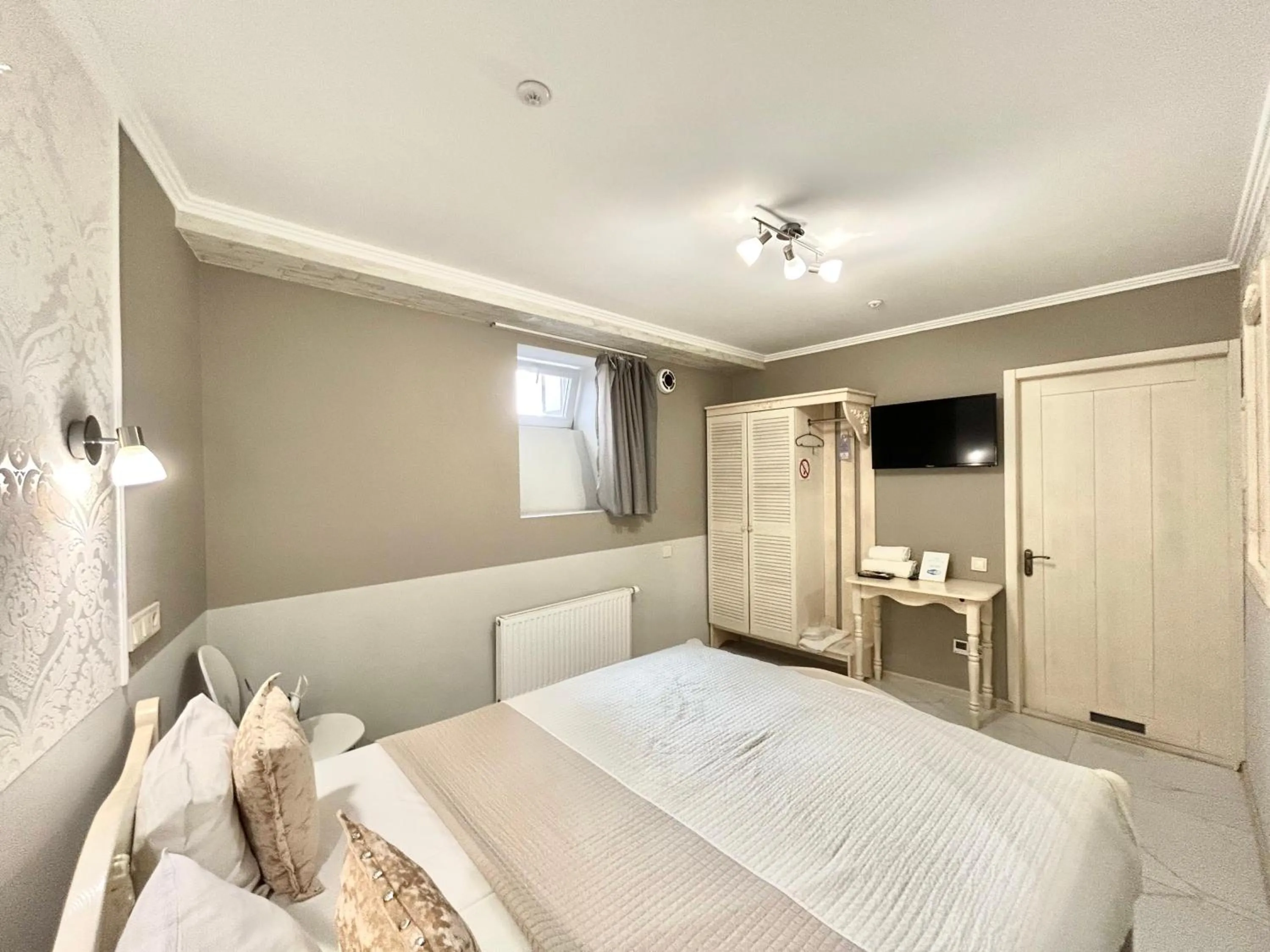 Photo of the whole room, Bed in Budget Family Hotel