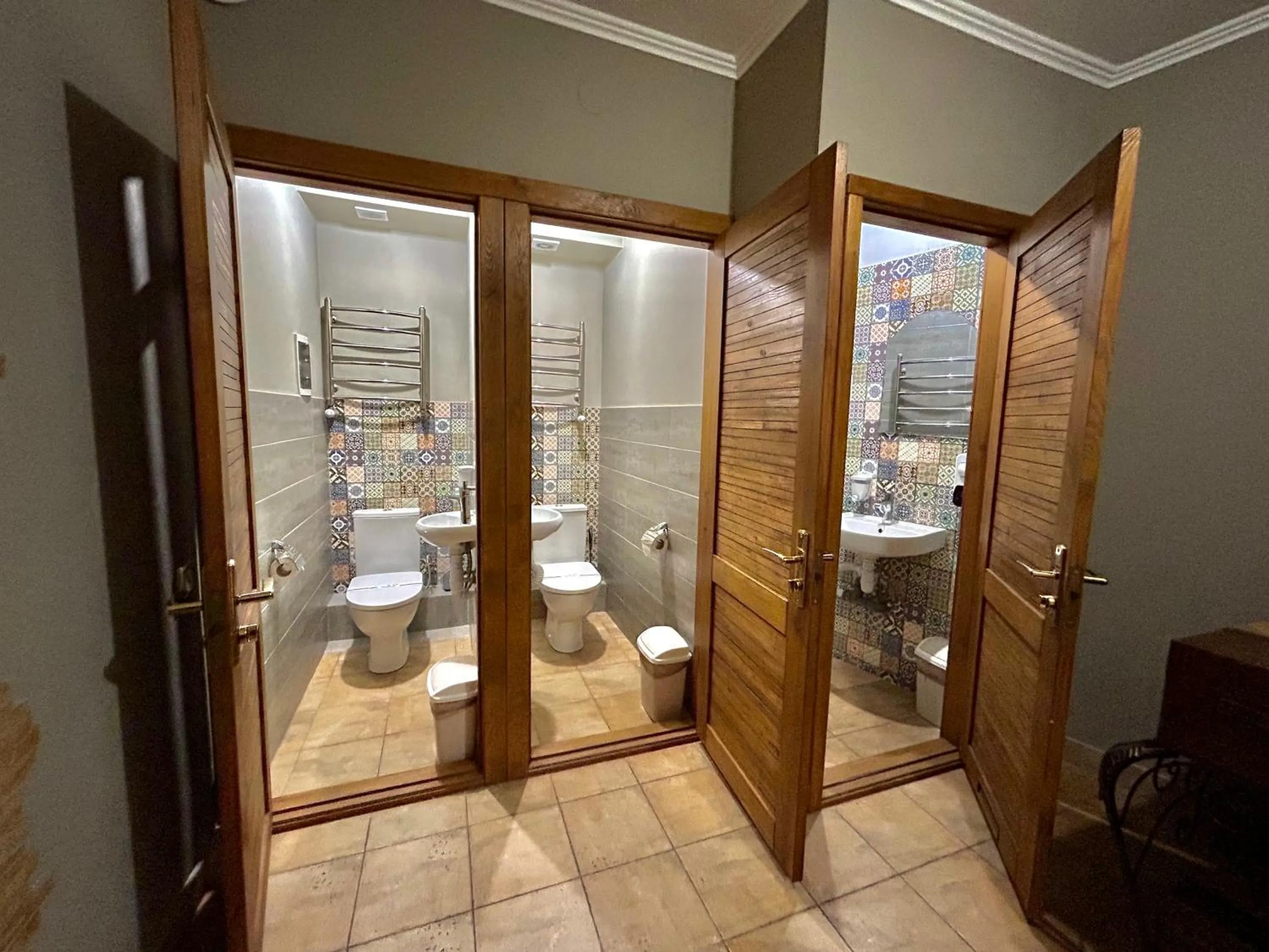 Shower in Budget Family Hotel