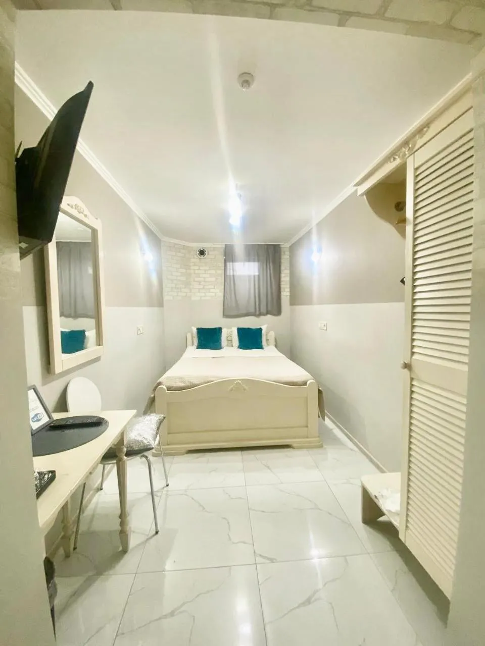 Photo of the whole room, Bed in Budget Family Hotel