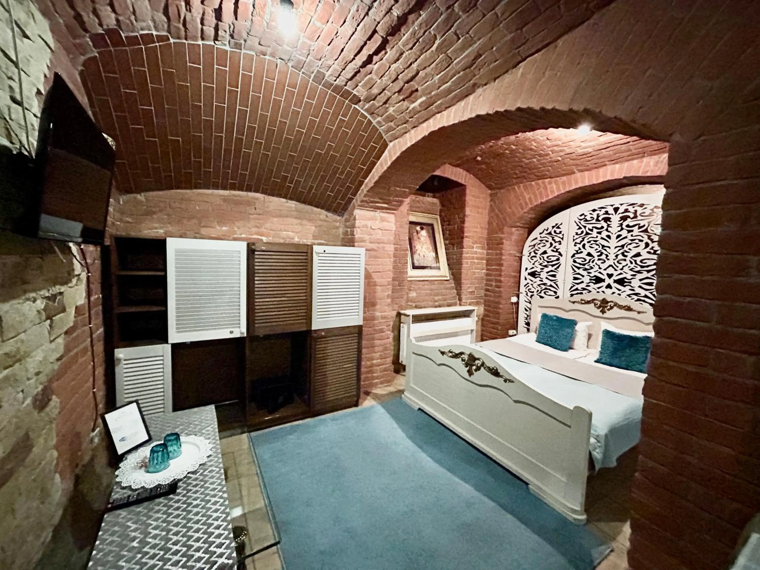 Photo of the whole room, Bed in Budget Family Hotel