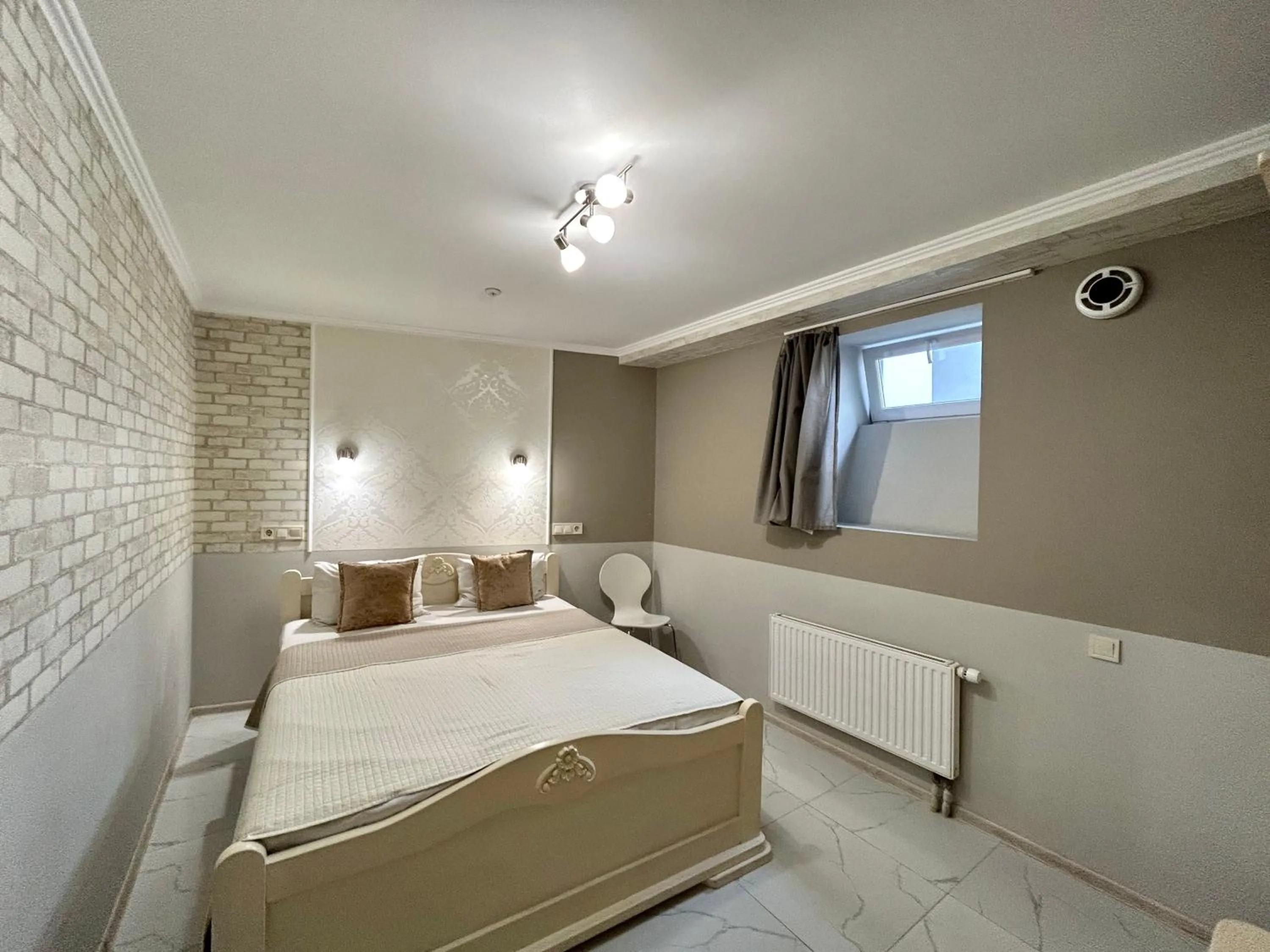 Photo of the whole room, Bed in Budget Family Hotel