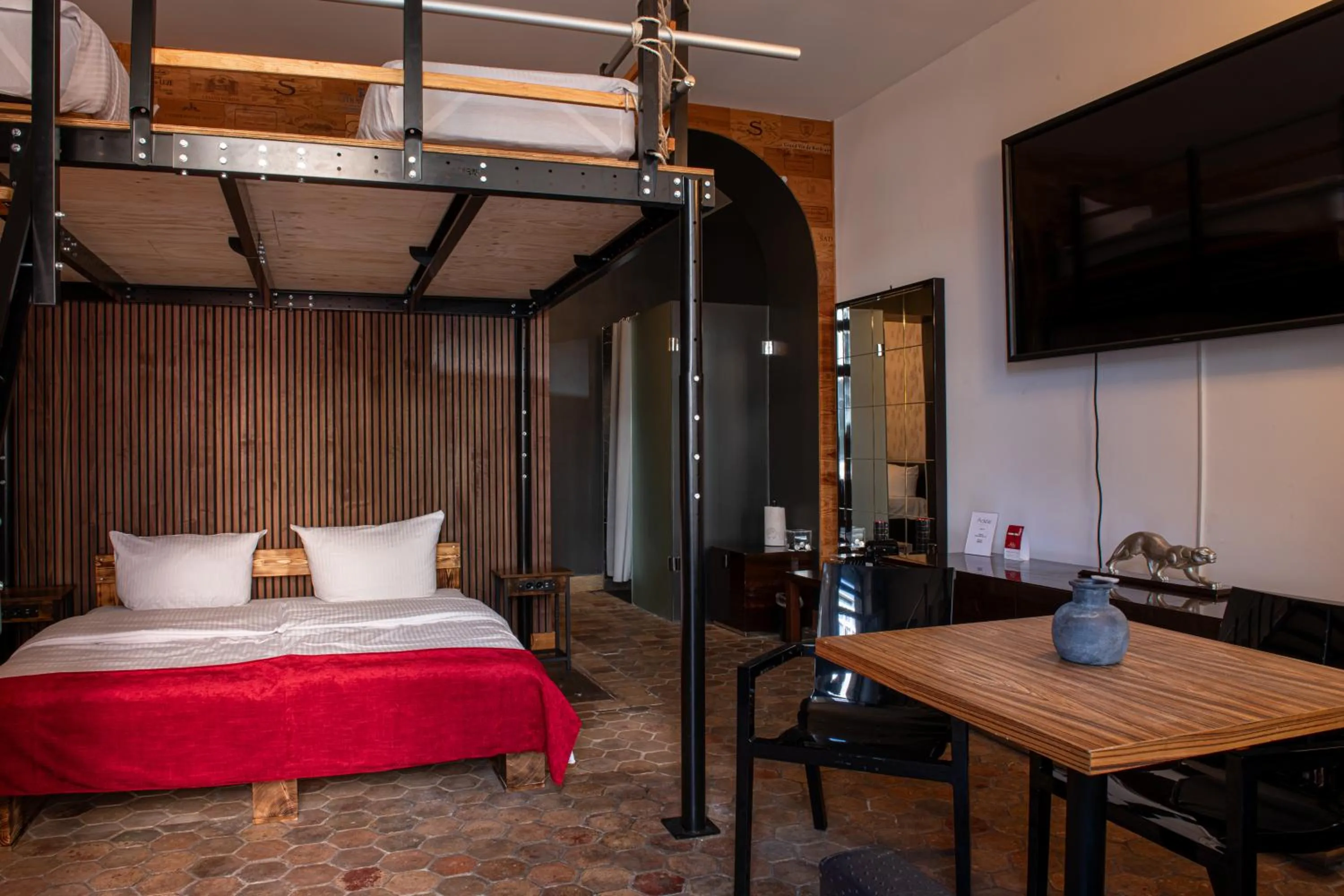 Communal lounge/ TV room, Bed in Hotel Adele am Alex