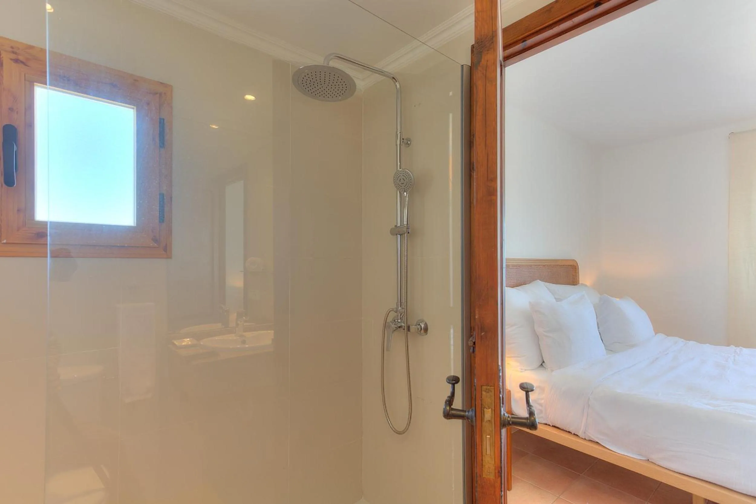 Shower, Bed in Apartmentos Nort