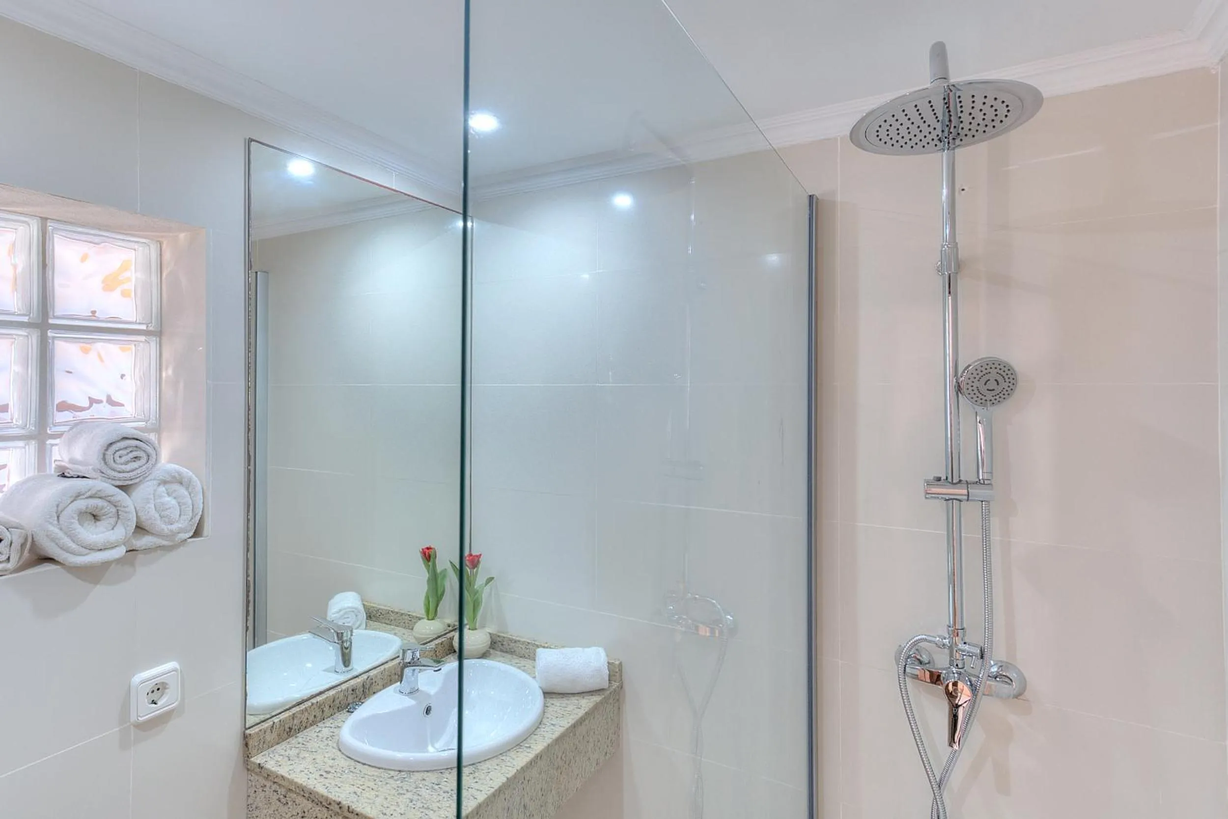 Shower in Apartmentos Nort