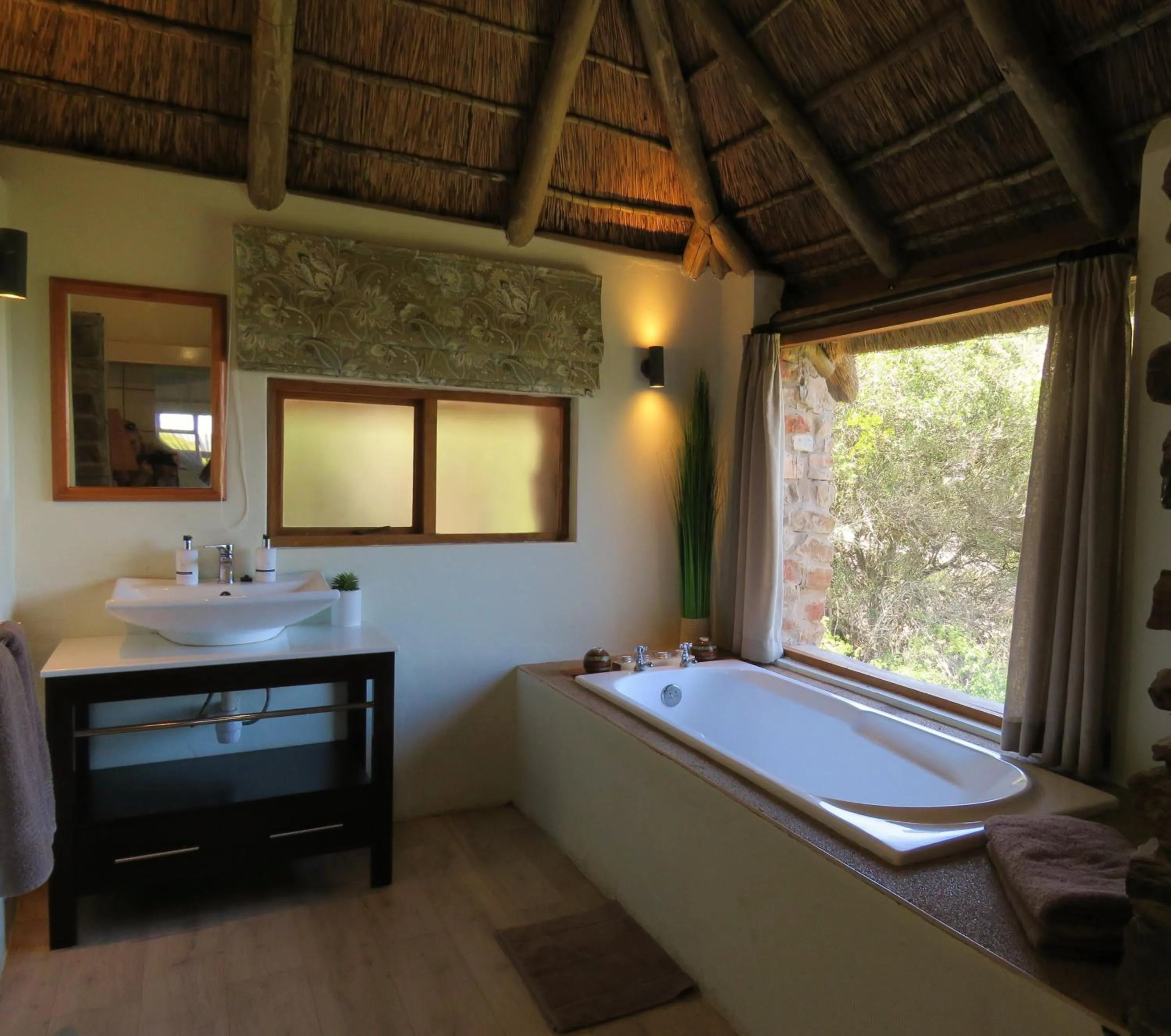 Bathroom, Bed in Woodbury Lodge – Amakhala Game Reserve