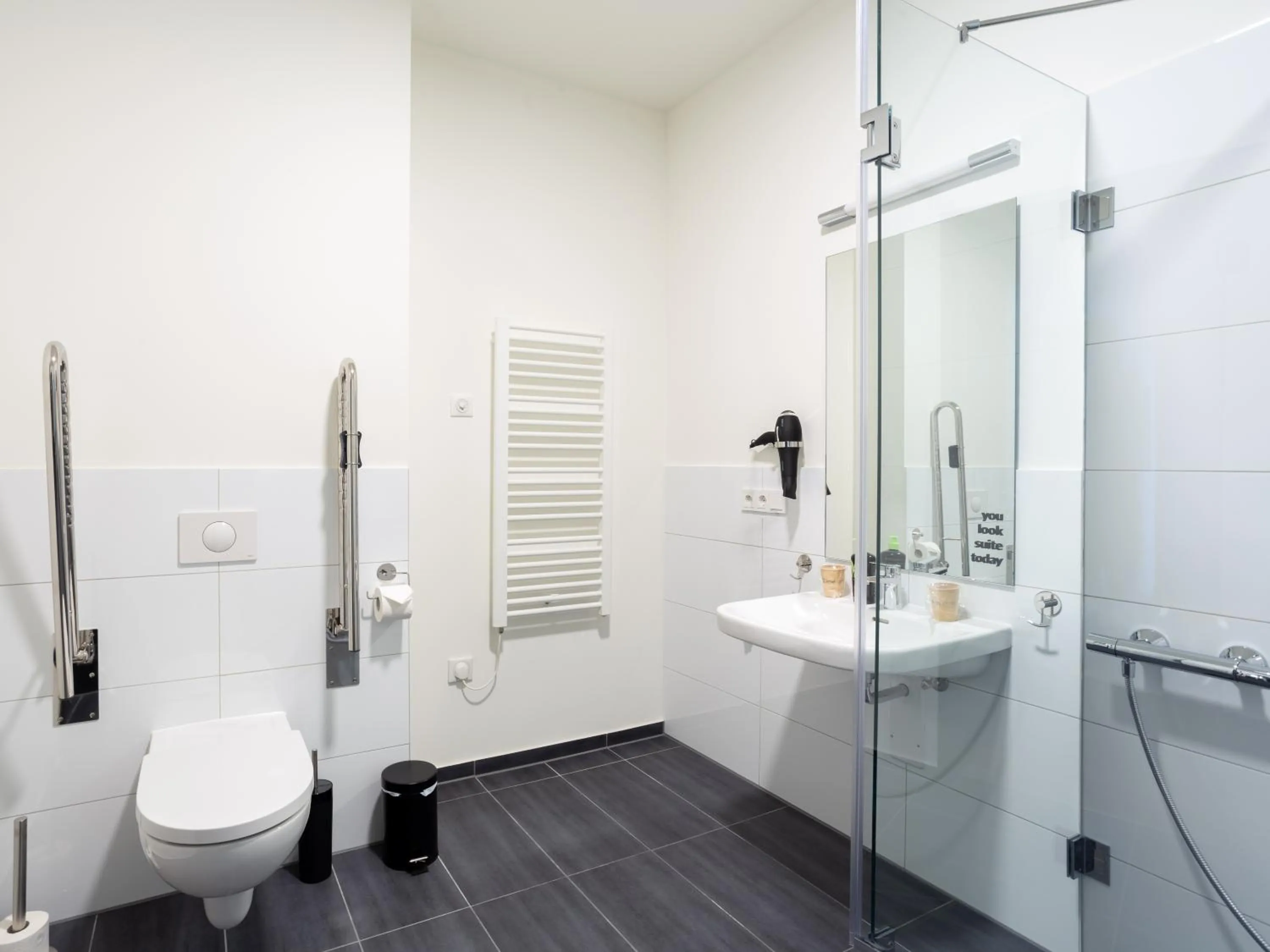 Shower in Limehome Mönchengladbach Fliethstraße