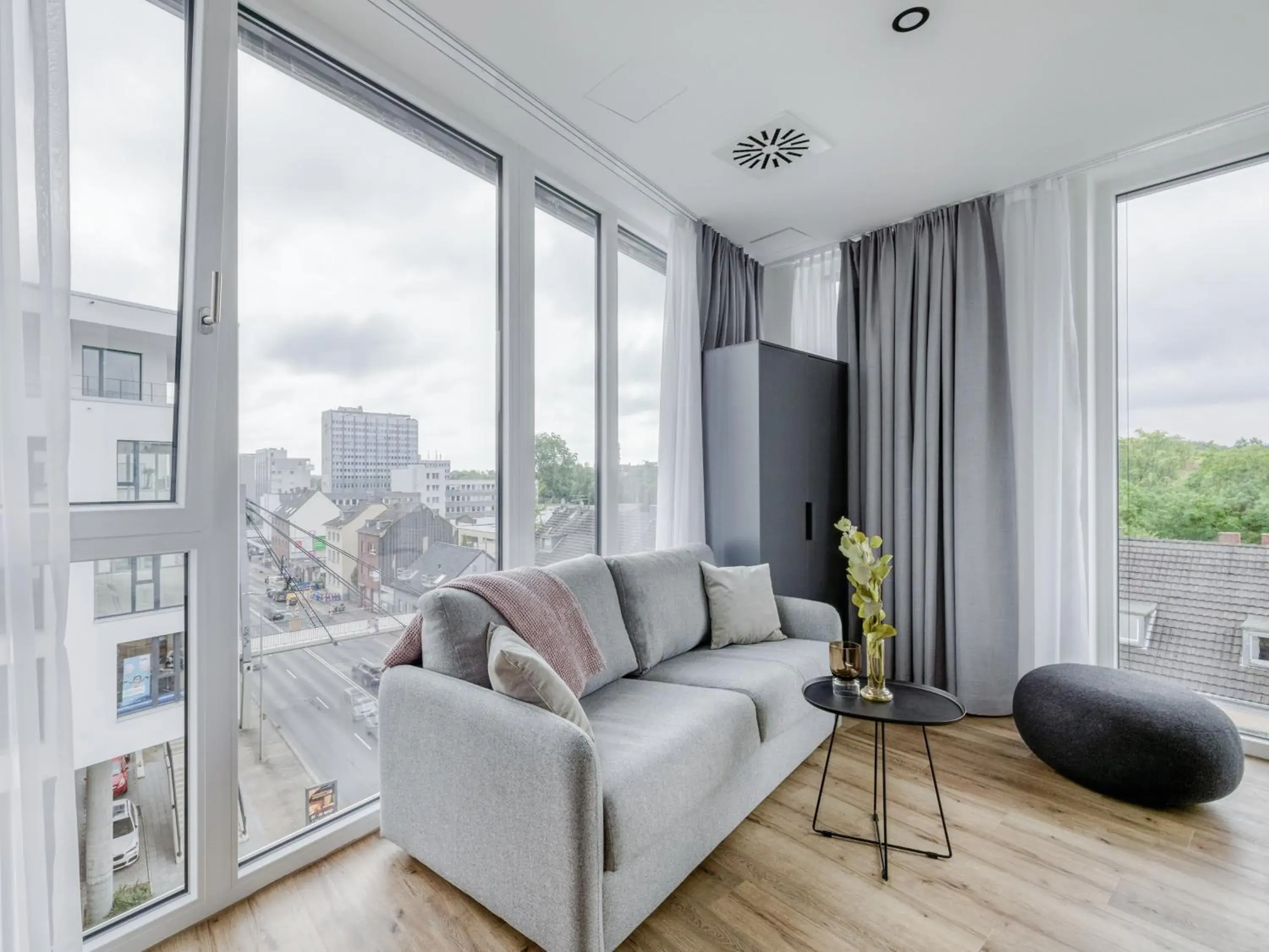 Suite XL with sofa bed in limehome Mönchengladbach Fliethstraße Suite XL with sofa bed in limehome Mönchengladbach Fliethstraße