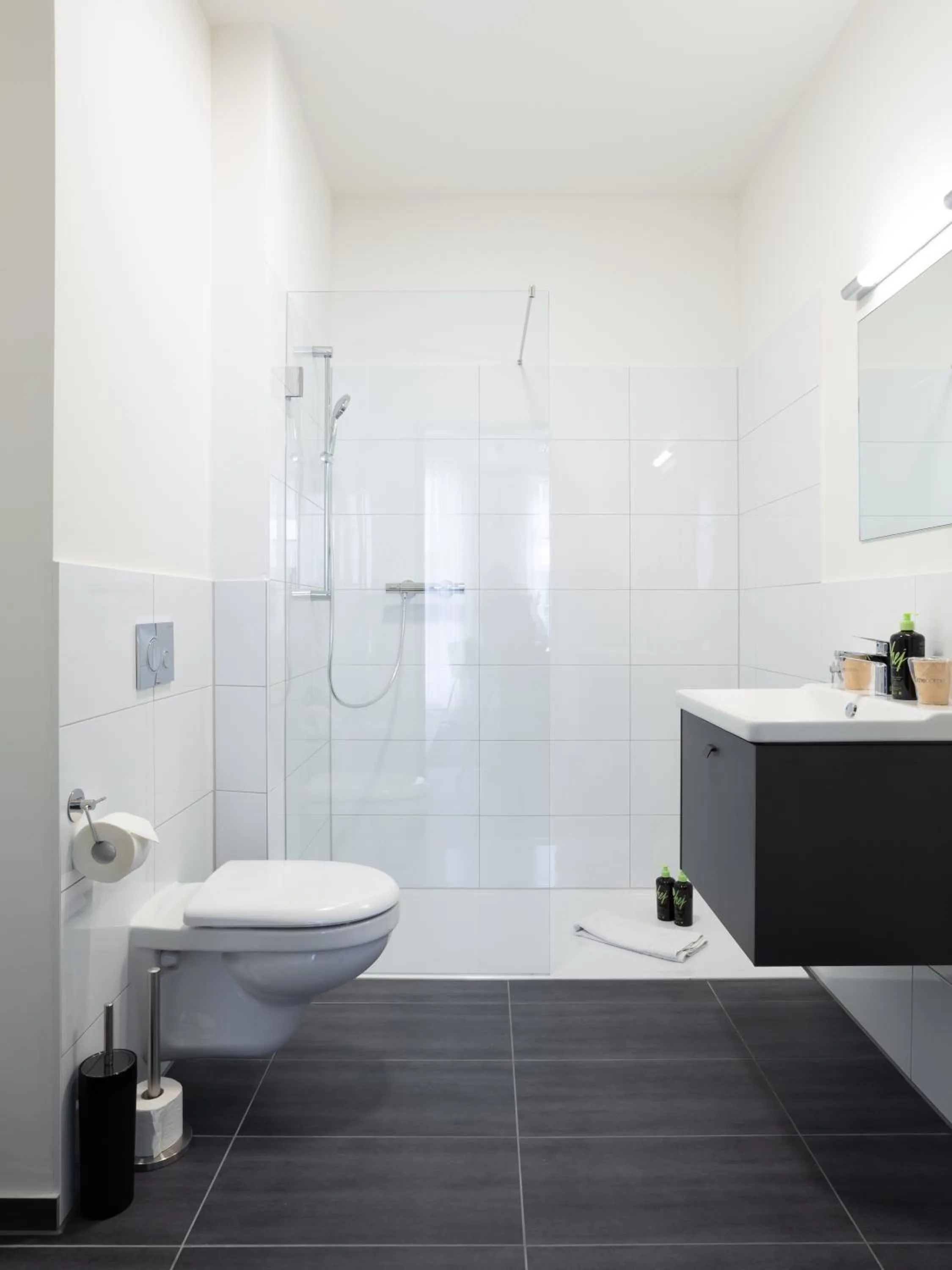 Shower in Limehome Mönchengladbach Fliethstraße