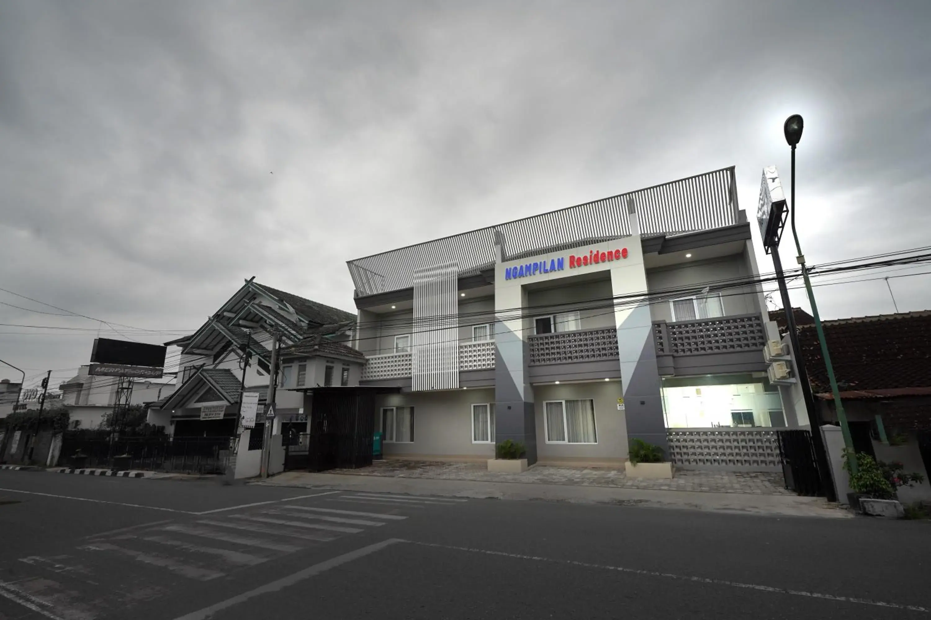Facade/entrance in Ngampilan Residence Yogyakarta Mitra RedDoorz Facade/entrance in Ngampilan Residence Yogyakarta Mitra RedDoorz