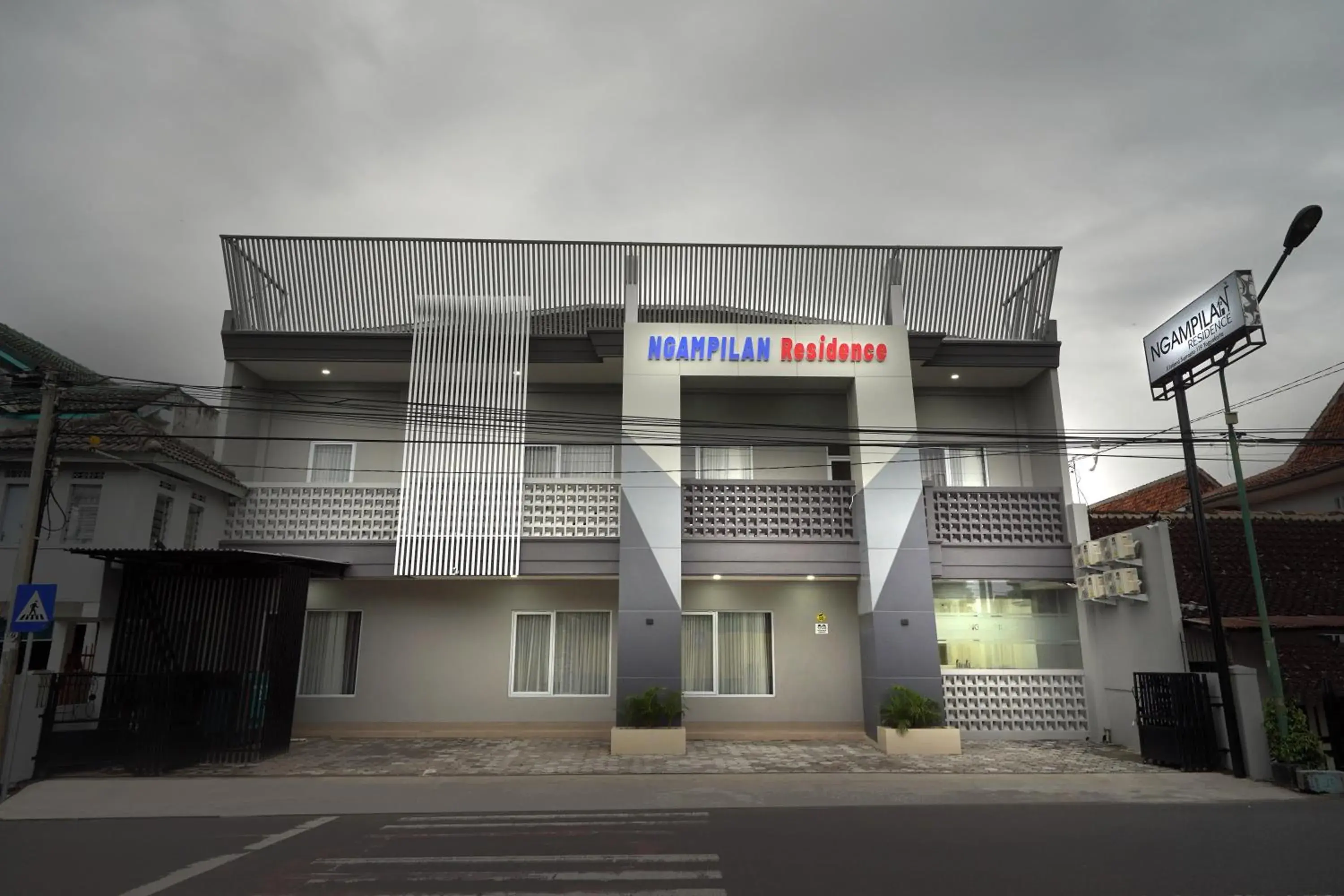 Facade/entrance in Ngampilan Residence Yogyakarta Mitra RedDoorz Facade/entrance in Ngampilan Residence Yogyakarta Mitra RedDoorz