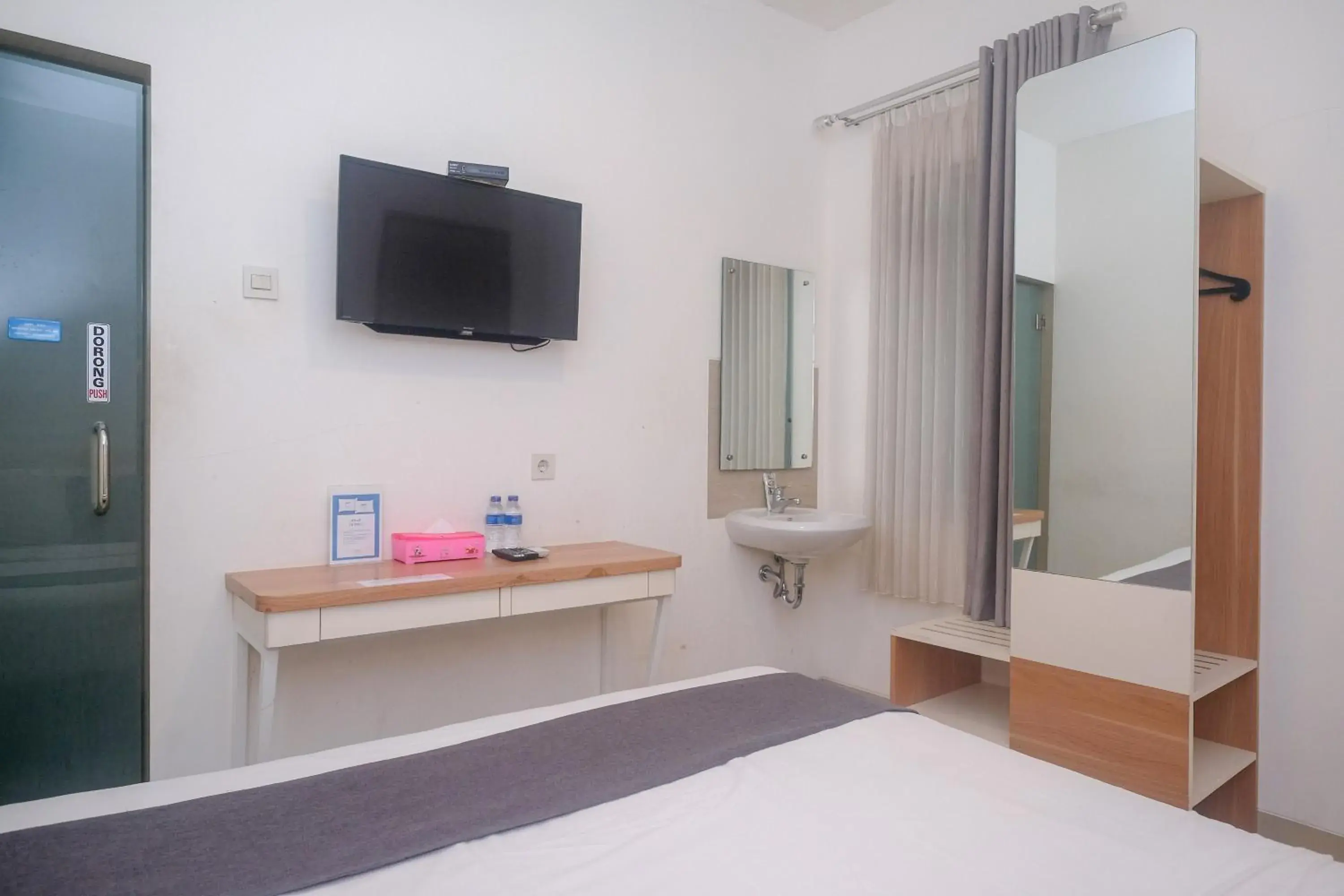 Bedroom, Bed in Ngampilan Residence Yogyakarta Mitra RedDoorz Bedroom, Bed in Ngampilan Residence Yogyakarta Mitra RedDoorz