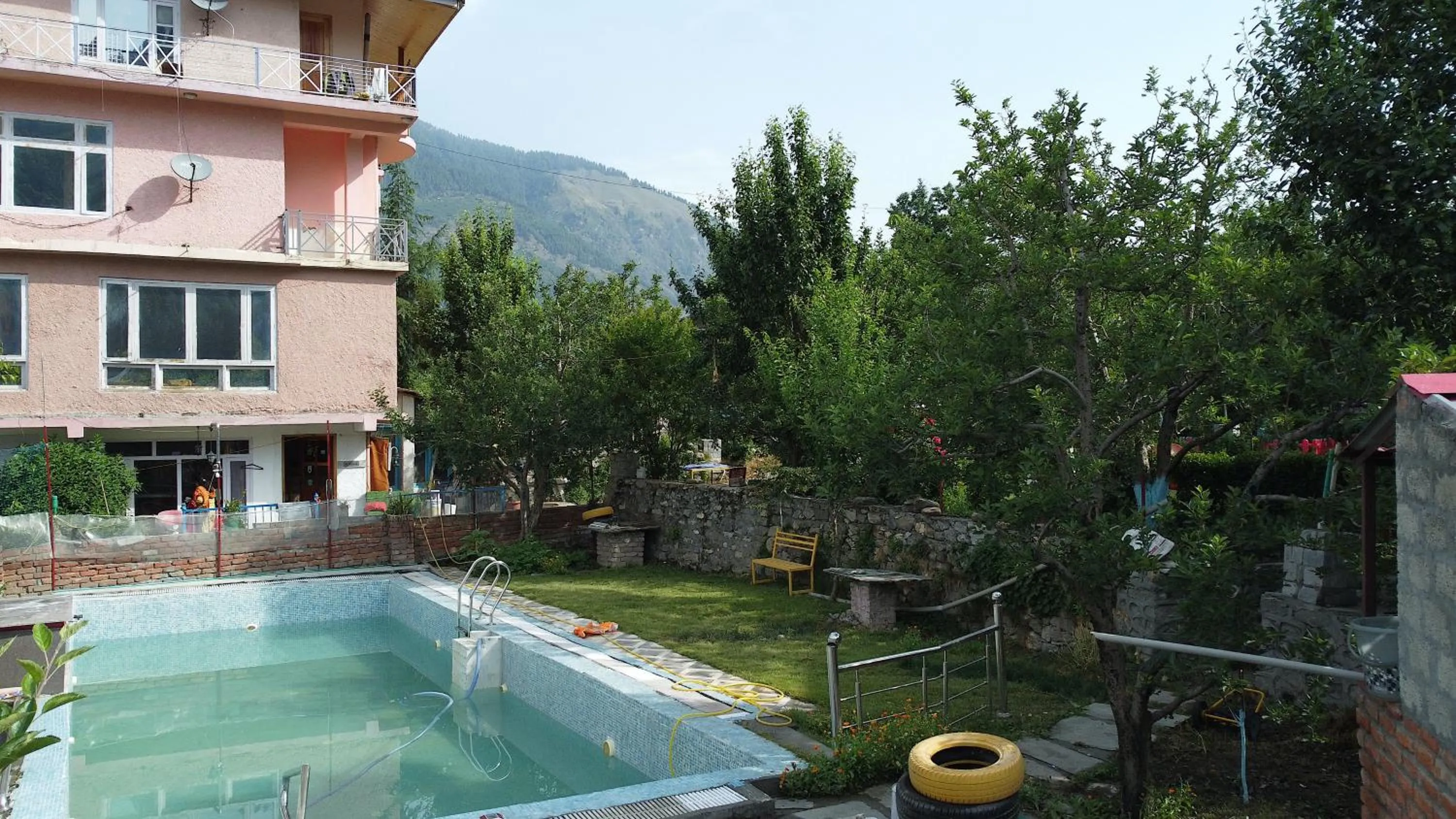 Swimming pool in Countryside Himalayan Resort