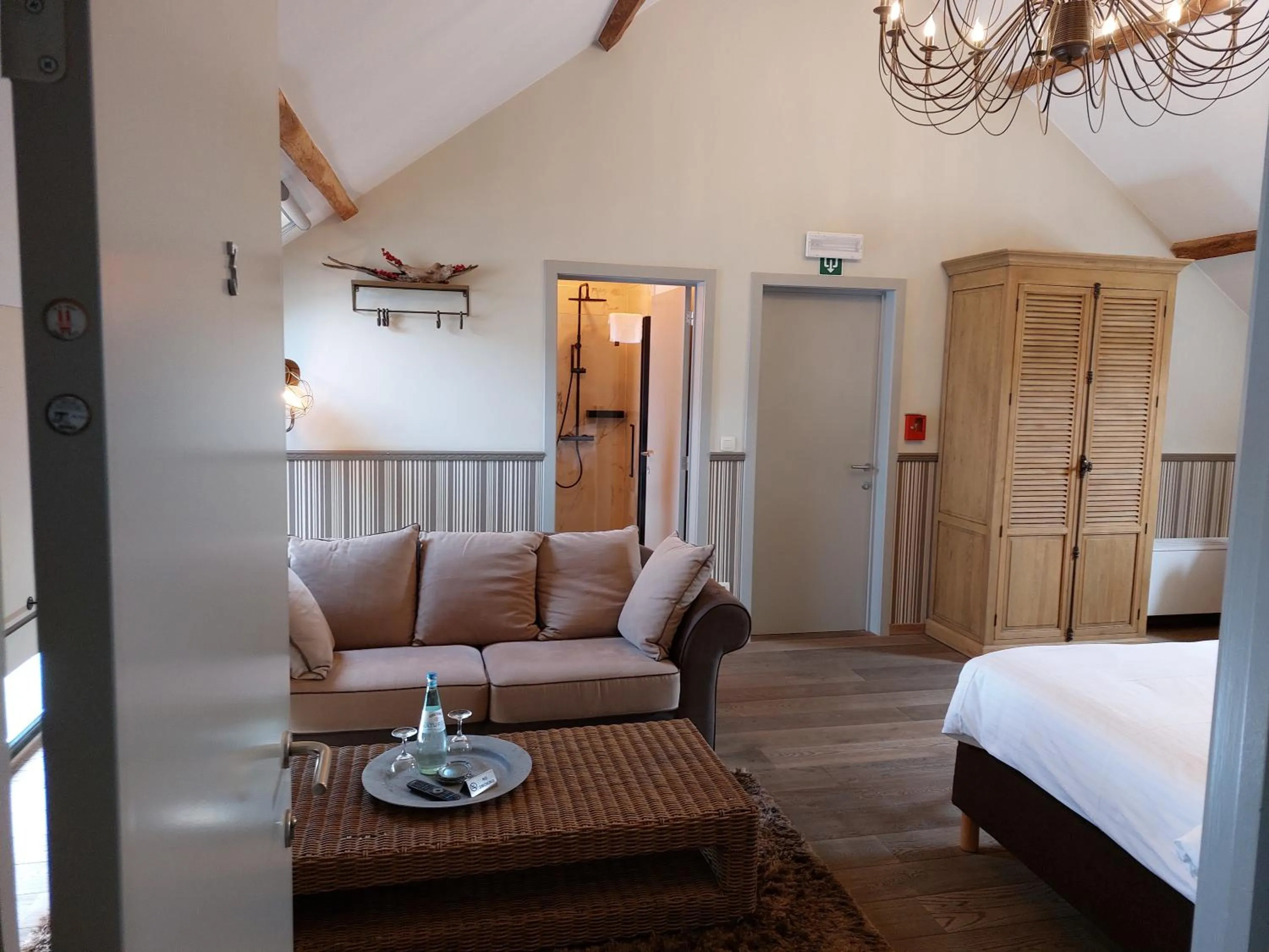 Photo of the whole room, Bed in B&B Bloonwinning